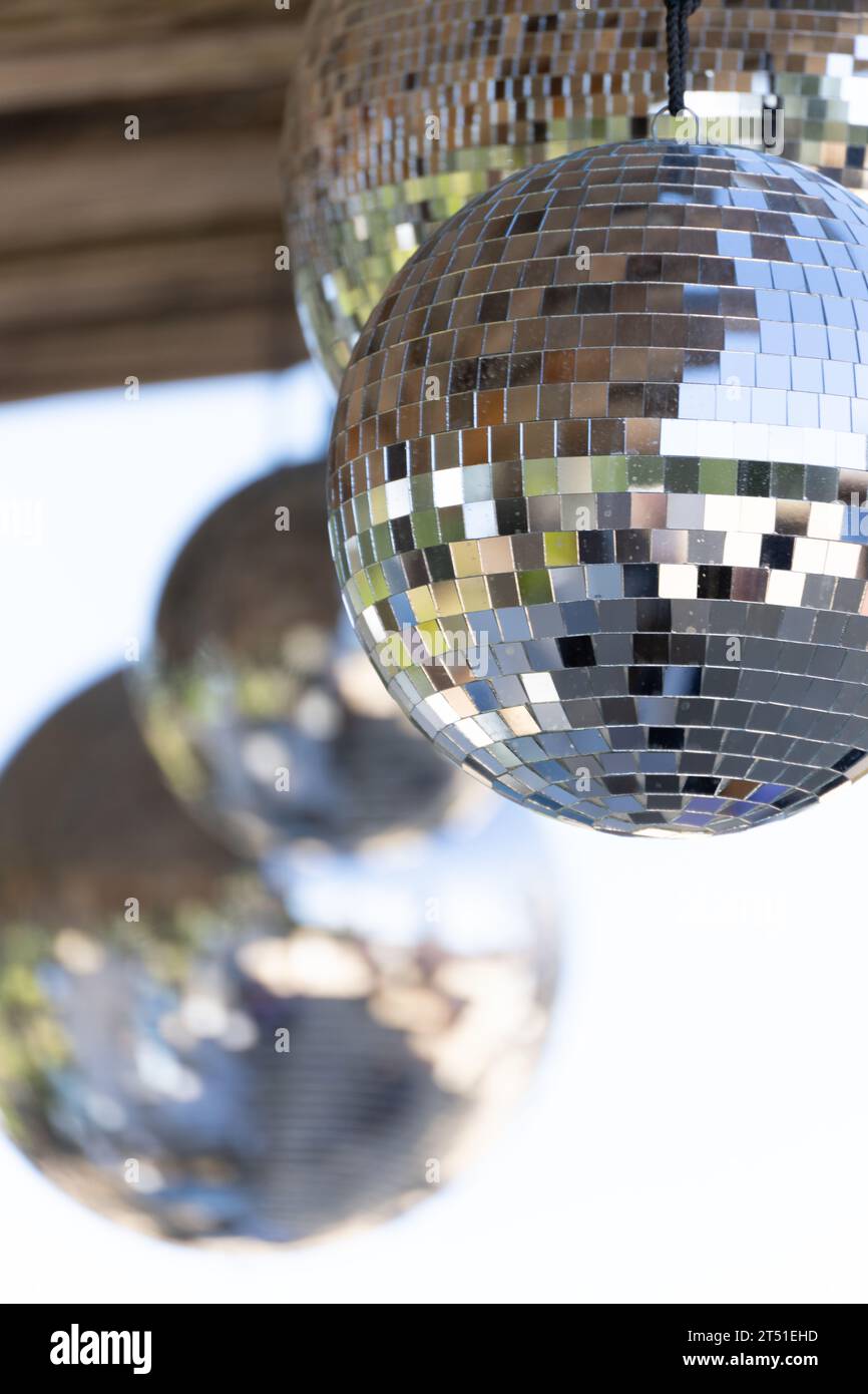 Mehrere hängende Spiegelkugeln Stockfoto