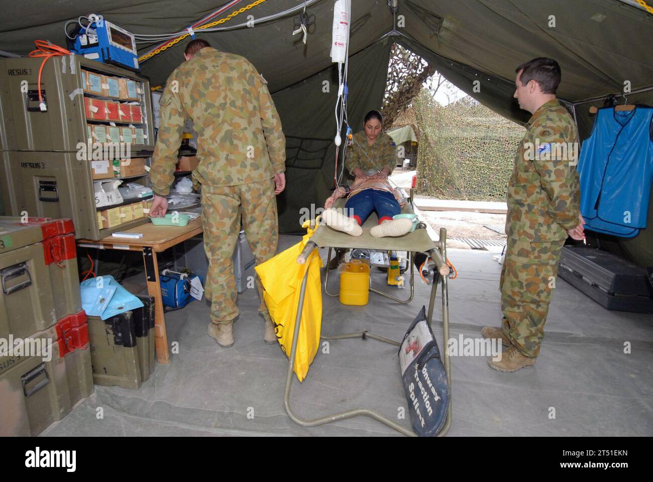 0706204965F-012 SHOALWATER BAY, Australien (20. Juni 2007) - Sanitäter der Australian Defense Force, 1. Health Support Battalion, simulieren die Behandlung einer Schusswunde im Feldkrankenhaus im Shoalwater Bay Training Area Training Area, während der Übung Talisman Saber 2007 (TS07). TS07 ist eine zweijährliche Übung, die zwischen US-amerikanischen und australischen Truppen durchgeführt wird, um das Engagement der USA und Australiens für unsere Militärallianz und die regionale Sicherheit unter Beibehaltung eines hohen Niveaus an Interoperabilität zu demonstrieren. US Navy Stockfoto