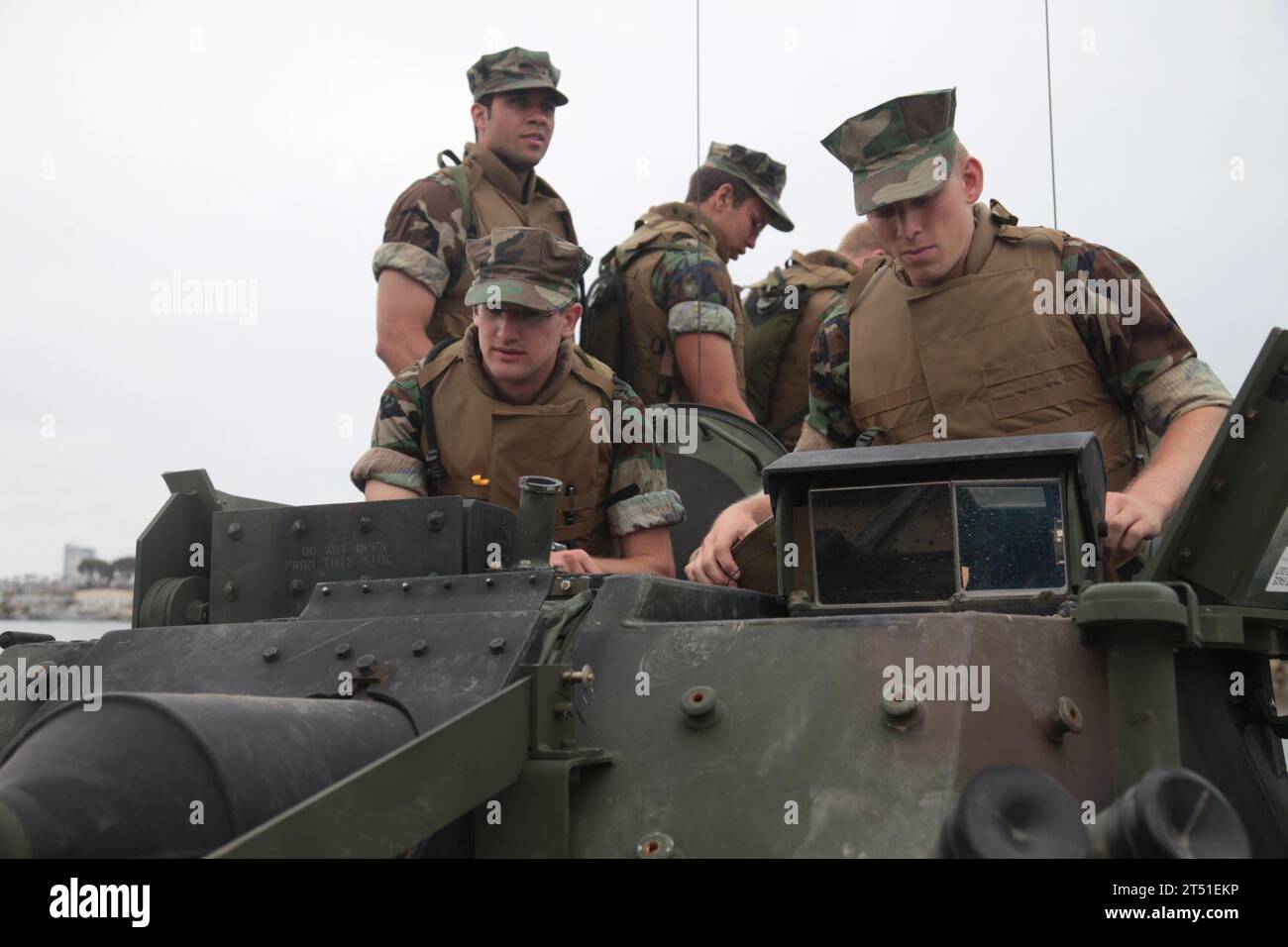 1006096770H-039 CAMP PENELTON, KALIF. (9. Juni 2010) Midshipmen der U.S. Naval Academy klettern in den Turm einer LAV-25, während die Marines der 1. Marine-Division in Camp Pendleton, Kalifornien, verschiedene Ausrüstungen einführen Midshipmen lernen die verschiedenen Fahrzeuge und ihre Fähigkeiten im Rahmen von Protramid kennen, einem Programm, das sie über das Marine Corps informieren soll. (U.S. Marine Corps Stockfoto
