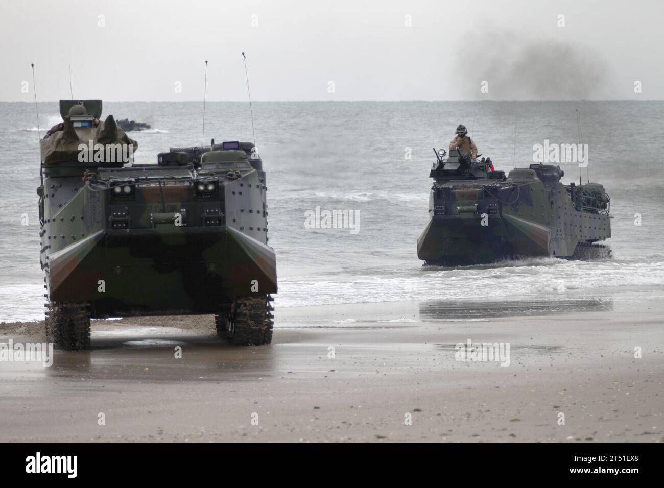 120206HJ844-056 CAMP LEJEUNE, N.C. (6. Februar 2012) Amphibienfahrzeuge kommen bei der Übung Bold Alligator 2012 an Land. Bold Alligator ist die größte amphibische Marine-Übung der letzten 10 Jahre und repräsentiert die Revitalisierung der gesamten Palette der amphibischen Operationen durch das Navy and Marine Corps. Die Übung konzentriert sich auf den heutigen Kampf mit den heutigen Kräften und zeigt die Vorteile des Seabasings auf. Diese Übung findet vom 30. Januar bis zum 12. Februar 2012 über Wasser und an Land in Virginia und North Carolina statt. #BA12 (U.S. Marine Corps Stockfoto