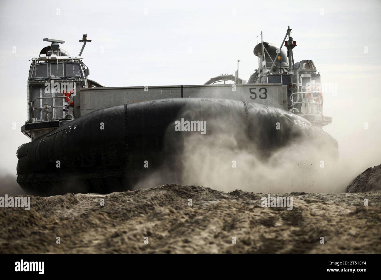 120206HJ844-226 CAMP LEJEUNE, N.C. (6. Februar 2012) Ein Landungsboot, Luftkissen (LCAC) bereitet sich auf die Abfahrt von Onslow Beach während der Übung Bold Alligator 2012 vor. Bold Alligator ist die größte amphibische Marine-Übung der letzten 10 Jahre und repräsentiert die Revitalisierung der gesamten Palette der amphibischen Operationen durch das Navy and Marine Corps. Die Übung konzentriert sich auf den heutigen Kampf mit den heutigen Kräften und zeigt die Vorteile des Seabasings auf. Diese Übung findet vom 30. Januar bis zum 12. Februar 2012 über Wasser und an Land in Virginia und North Carolina statt. #BA12 (U.S. Marine Corps Stockfoto