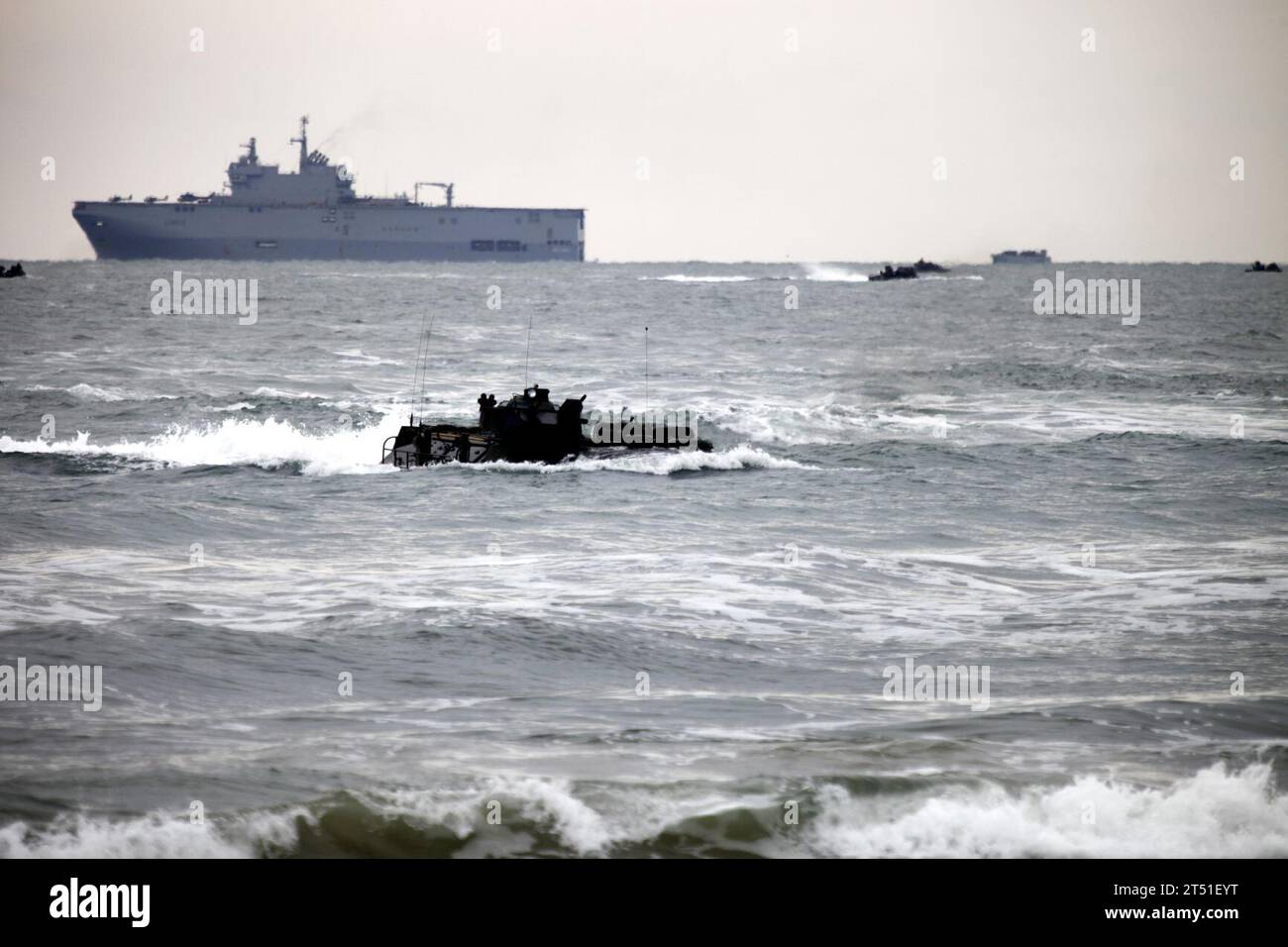 120206HJ844-020 CAMP LEJEUNE, N.C. (6. Februar 2012) Amphibienfahrzeuge fahren während der Übung Bold Alligator 2012 in Richtung Onslow Beach. Bold Alligator ist die größte amphibische Marine-Übung der letzten 10 Jahre und repräsentiert die Revitalisierung der gesamten Palette der amphibischen Operationen durch das Navy and Marine Corps. Die Übung konzentriert sich auf den heutigen Kampf mit den heutigen Kräften und zeigt die Vorteile des Seabasings auf. Diese Übung findet vom 30. Januar bis zum 12. Februar 2012 über Wasser und an Land in Virginia und North Carolina statt. #BA12 (U.S. Marine Corps Stockfoto