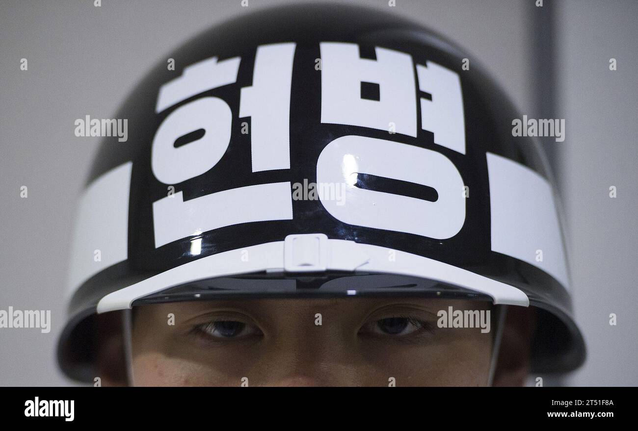 Soldaten der Republik Korea stehen vor einem Treffen zwischen General Joseph F. Dunford Jr., 19. Vorsitzender der gemeinsamen Stabschefs, und sein gegenüber der Republik Korea (ROK), General Lee Soon-Jin, während eines Treffens im Hauptquartier der ROK, 1. November 2015 (DoD Stockfoto