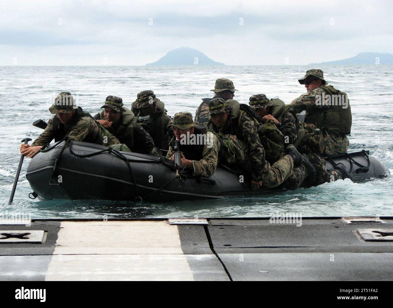 0706057058E-005 SÜDCHINESISCHE SEE (5. Juni 2007) – die US-Marines und philippinische Marines führen ihr Angriffsboot auf die See, nachdem sie von der Heckrampe des Dock-Landungsschiffs USS Harpers Ferry (LSD 49) während einer amphibischen Angriffsübung in der Nähe von Pilas Island, Philippinen, abfahren. Das philippinische Marinekorps trainiert mit der Special Operations Training Group (SOTG) der 3rd Marine Expeditionary Force während der 1. Phase der 13. Jährlichen Cooperation afloat Readiness and Training (CARAT) Übungsreihe. CARAT ist eine jährliche Serie bilateraler maritimer Trainingsübungen zwischen den USA und sechs Südostasien Stockfoto