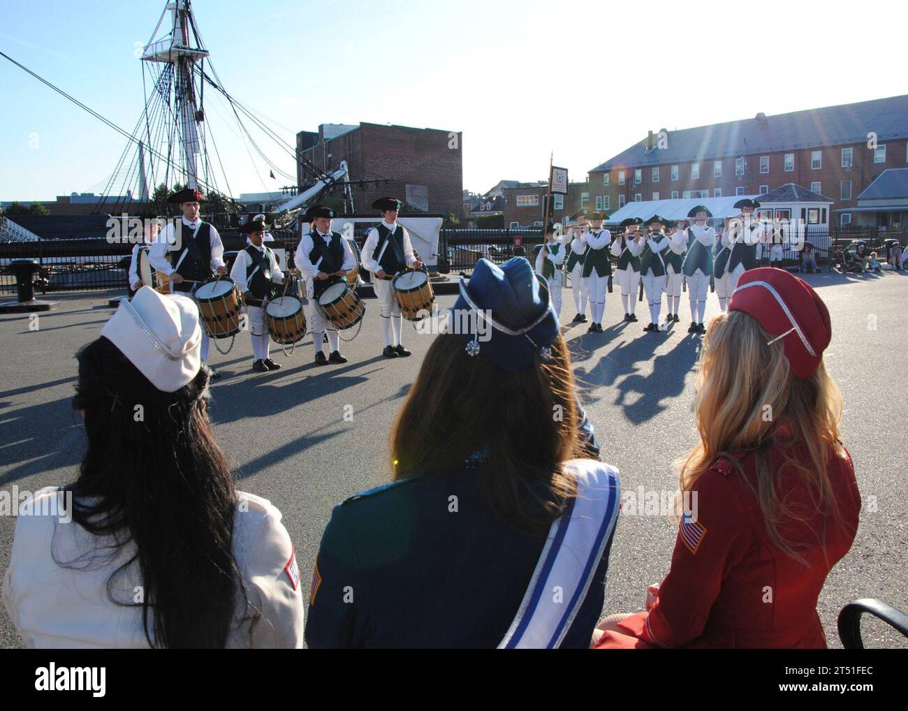 1007027642M-143 CHARLESTOWN, Mass. (2. Juli 2010) die USO Liberty Bells beobachten die Auftritte des 4-H Club Fife and Drum Corps während der Sunset Parade im Rahmen der Boston Navy Week. Die Boston Navy Week ist eine von 20 Navy Weeks, die für 2010 in ganz Amerika geplant sind. Die Navy Weeks zeigen den Amerikanern die Investitionen, die sie in ihre Marine getätigt haben, und erhöhen das Bewusstsein in Städten, die keine bedeutende Präsenz der Navy haben. Marineblau Stockfoto