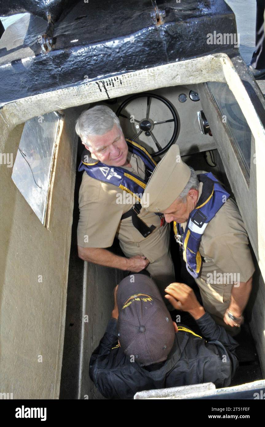 0912058273J-180 CARTAGENA, Kolumbien (5. Dezember 2009) Chief of Naval Operations (CNO) ADM. Gary Roughead fährt in einem Halbtauchboot während eines Treffens mit kolumbianischen Küstenwachtkräften auf der Marinebasis Bolivar. Das Boot wurde von Drogenschmugglern in der Karibik beschlagnahmt. Marineblau Stockfoto