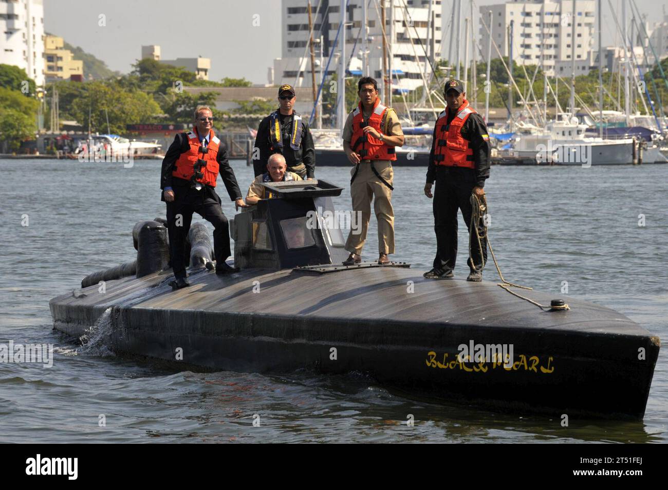 0912058273J-220 CARTAGENA, Kolumbien (5. Dezember 2009) Chief of Naval Operations (CNO) ADM. Gary Roughead fährt ein halbes U-Boot, während er sich auf der Marinebasis Bolivar mit kolumbianischen Küstenwachtkräften trifft. Das Boot wurde von Drogenschmugglern in der Karibik beschlagnahmt. Marineblau Stockfoto