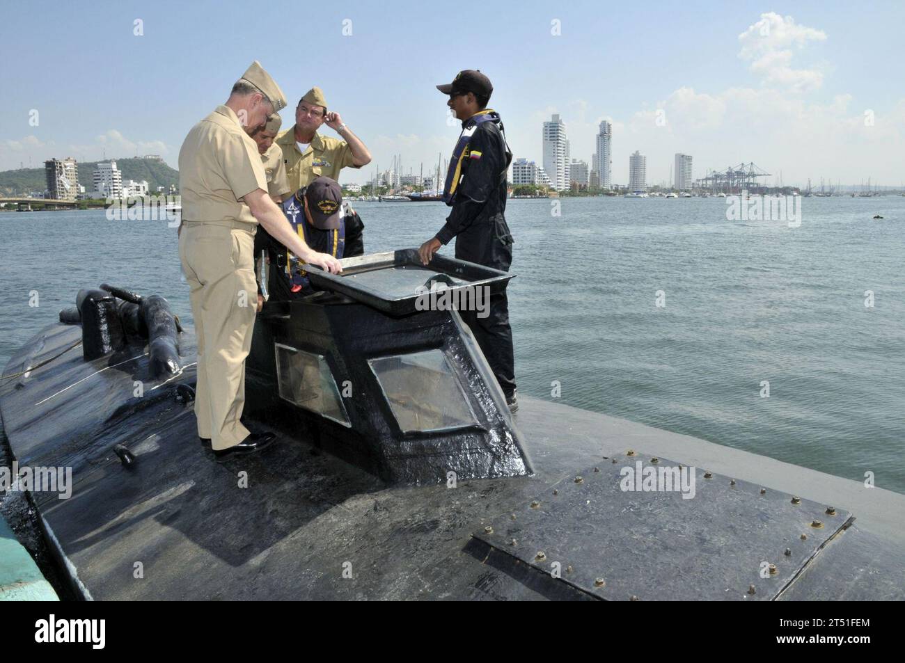 0912058273J-174 CARTAGENA, Kolumbien (5. Dezember 2009) Chief of Naval Operations (CNO) ADM. Gary Roughead, links, tourt auf einem halbem U-Boot, während er sich auf der Marinebasis Bolivar mit kolumbianischen Küstenwachtkräften trifft. Das Boot wurde von Drogenschmugglern in der Karibik beschlagnahmt. Marineblau Stockfoto