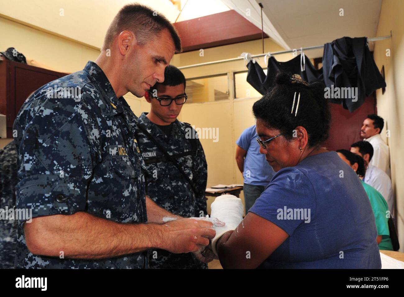 4. Flotte, Komfort, fortlaufendes Versprechen 2011, Zahnarzt, Arzt, humanitäre Hilfe, MEDICA, Naval Forces Southern Command, Nicaragua, Krankenschwester, san Juan Del Sur, SOUTHCOM, Foto der US Navy, U.S. Southern Command Stockfoto