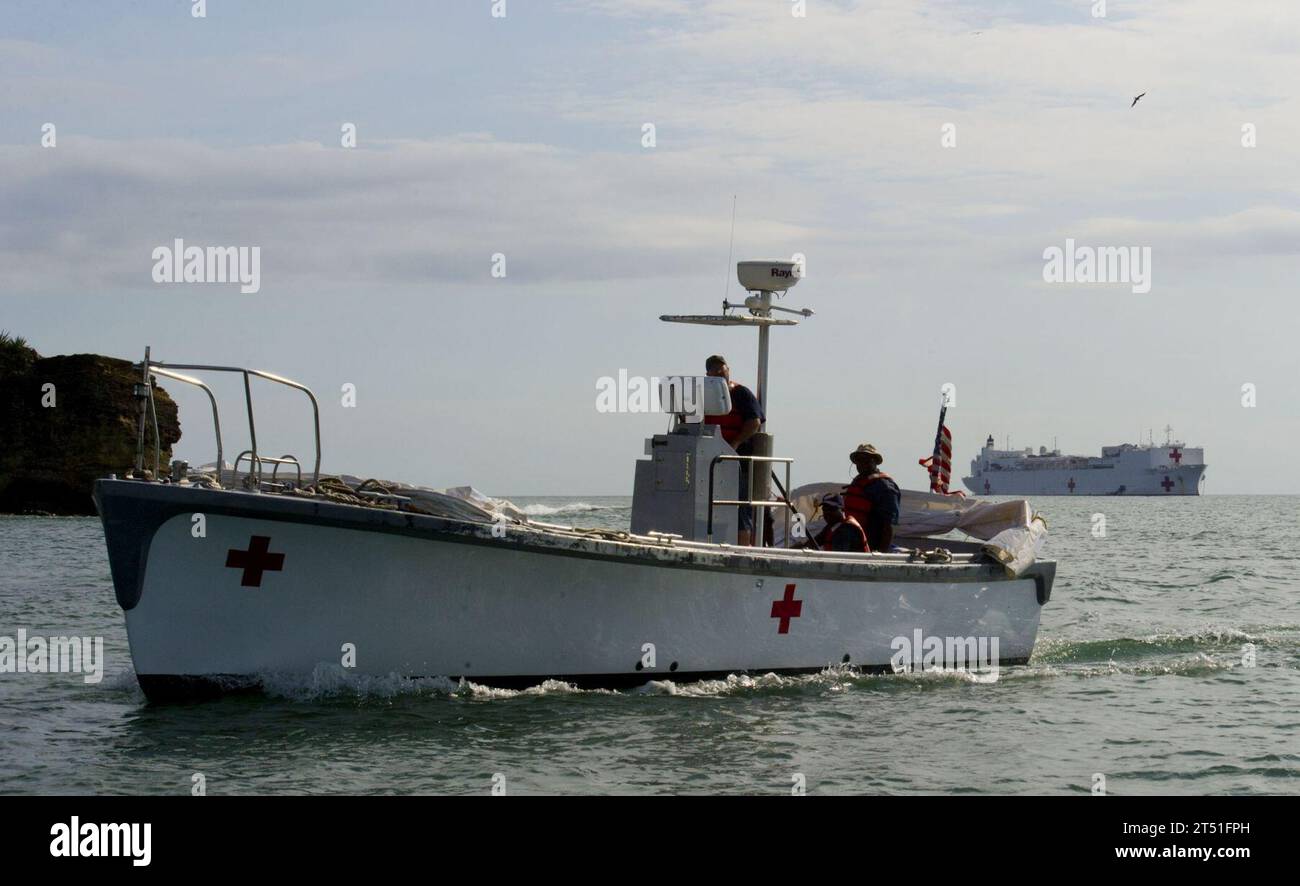 110617RM525-507 SAN JUAN DEL SUR, Nicaragua (17. Juni 2011) Ein Motorwalboot verlässt das Krankenhaus USNS Comfort (T-AH 20), als das Schiff während seines fünften Missionsstopps von Promise 2011 vor der Küste von San Juan del Sur vor Anker liegt. Weiterhin versprechen wir eine fünfmonatige humanitäre Hilfsmission in der Karibik, in Mittel- und Südamerika. Marineblau Stockfoto