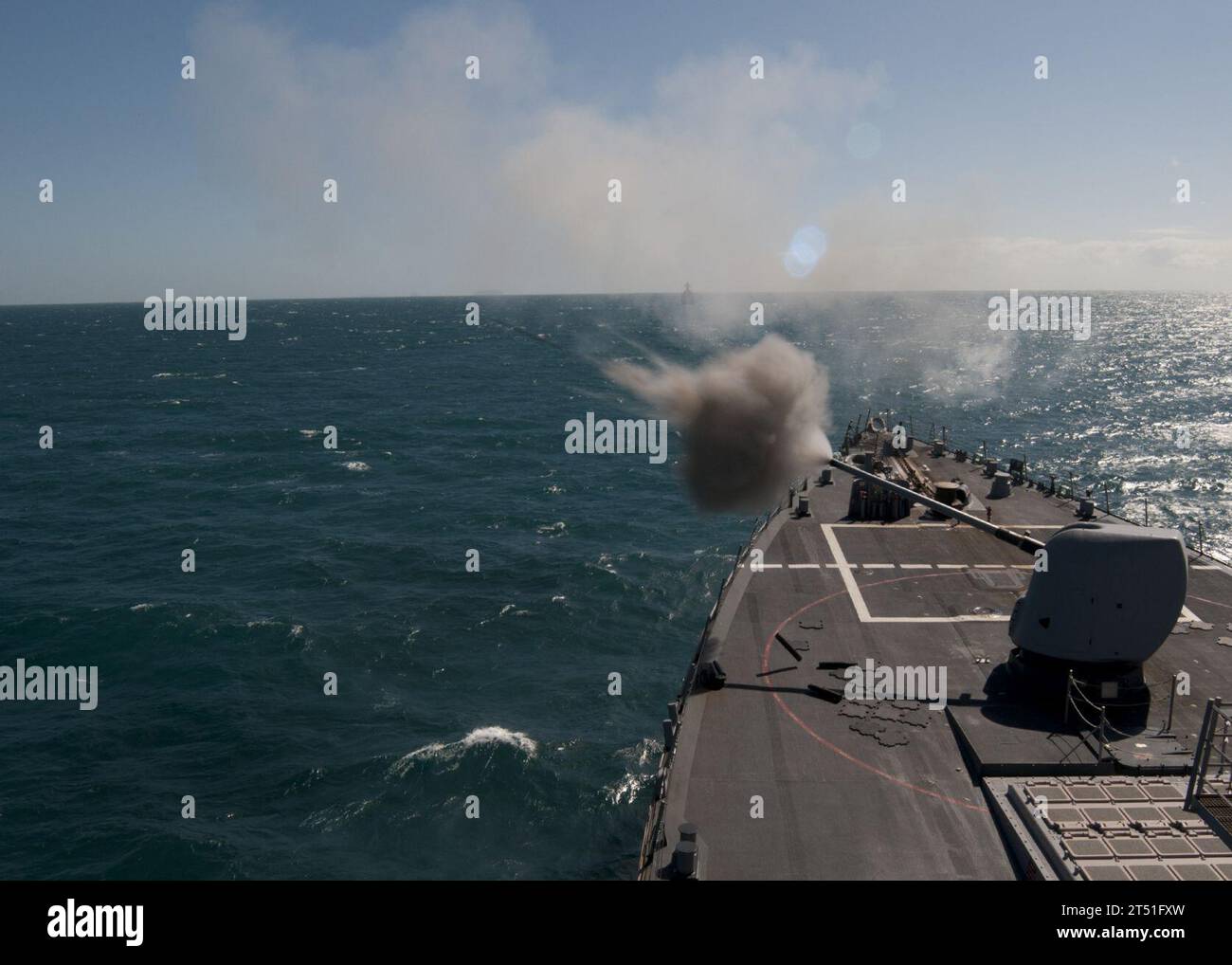 110712EA192-078 PAZIFISCHER OZEAN (12. Juli 2011) der Lenkraketenzerstörer USS Fitzgerald (DDG 62) feuert seine leichte 5-Zoll/54-Kaliber (Mk 45) während einer Feuerübung auf ein simuliertes Ziel ab. Fitzgerald ist einer von sechs Arleigh-Burke-Klasse-Raketenzerstörern, die der Destroyer Squadron (DESRON) 15 zugeordnet sind und an der Übung Talisman Sabre teilnehmen. Marineblau Stockfoto