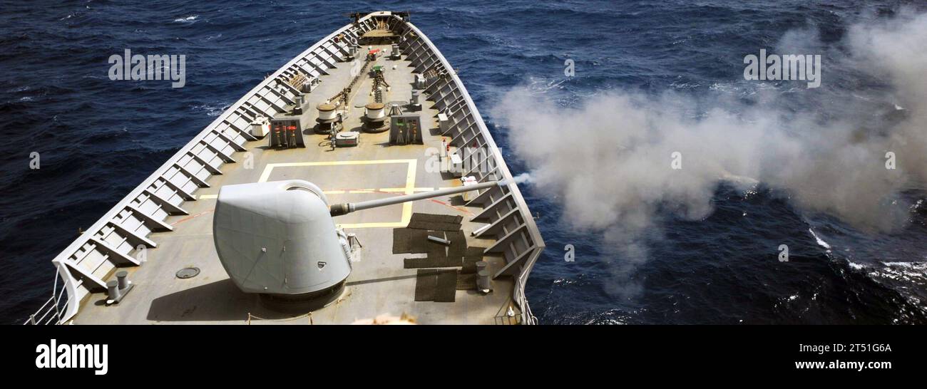 110510BZ392-422 ARABISCHE SEE (10. Mai 2011) der Lenkraketenkreuzer USS Leyte Gulf (CG 55) feuert seine 5-Zoll/54 Kaliber Mark 45 während einer Geschützübung auf ein schwimmendes Ziel ab. Leyte Gulf wird in den Zuständigkeitsbereich der 5. US-Flotte entsandt, um Operationen zur Gefahrenabwehr im Seeverkehr durchzuführen. Marineblau Stockfoto