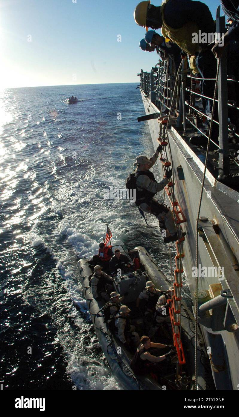 0907171655H-206 INDISCHER OZEAN (17. Juli 2009) Mitglieder des VBSS-Teams (Visit, Board, Search and Beschlagnahme) des Raketenzerstörers USS Arleigh Burke (DDG 51) senken während einer VBSS-Übung, an der Arleigh Burke und die südafrikanische Fregatte SAS Amatola beteiligt waren, ein aufblasbares Boot mit starrem Rumpf ins Wasser F 145). Arleigh Burke verließ vor kurzem Durban, Südafrika, mit Amatola, für eine Reihe kooperativer Übungen auf See. Marineblau Stockfoto