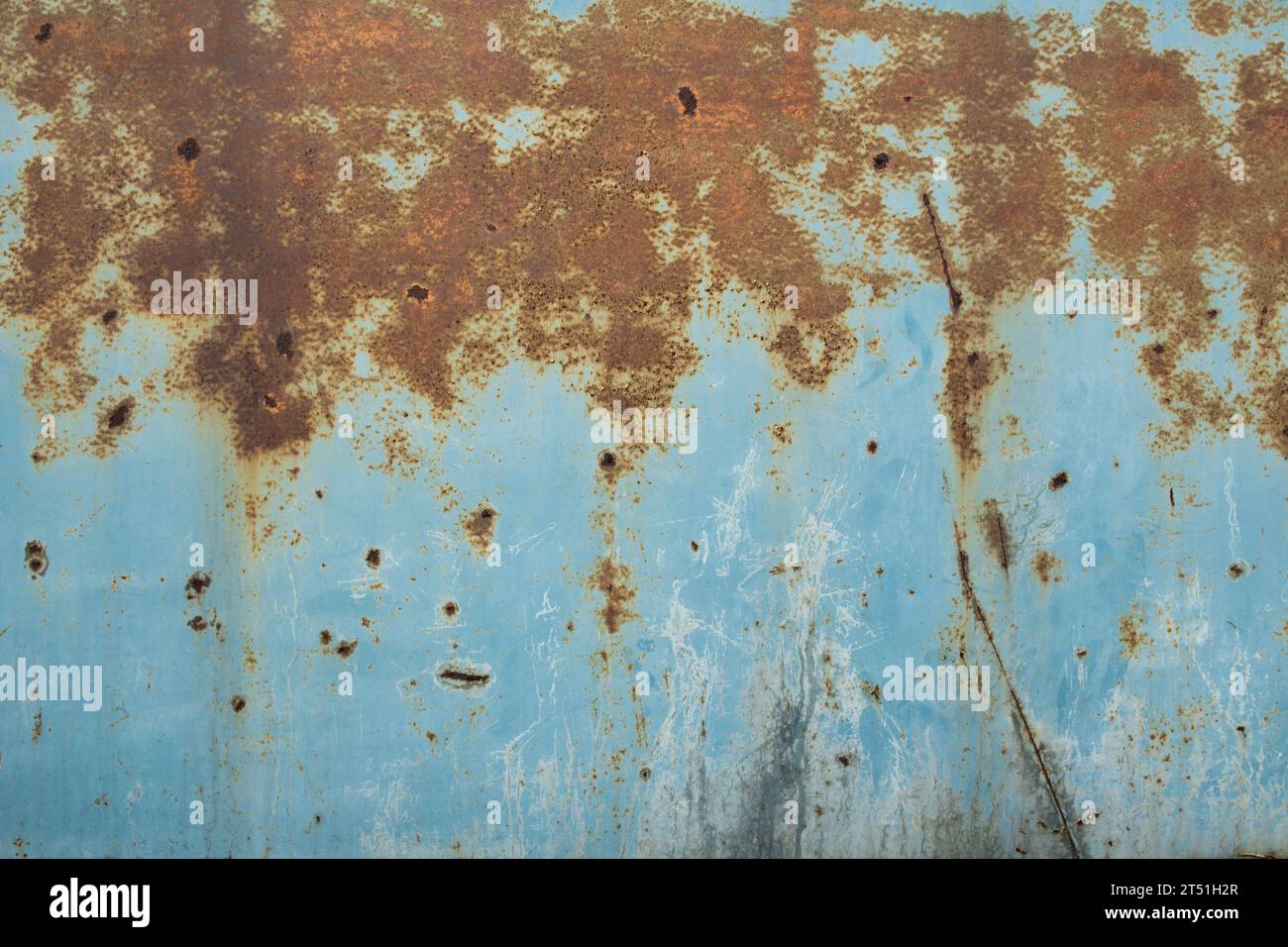 Alte blaue, rostige Metalltür Stockfoto