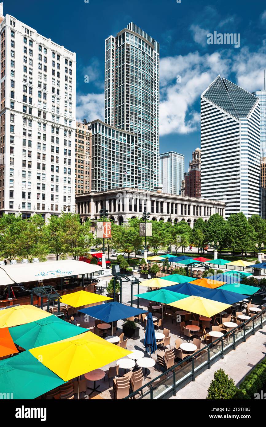 Farbenfrohe Restaurantterrasse im Zentrum von Chicago, Illinois, USA Stockfoto