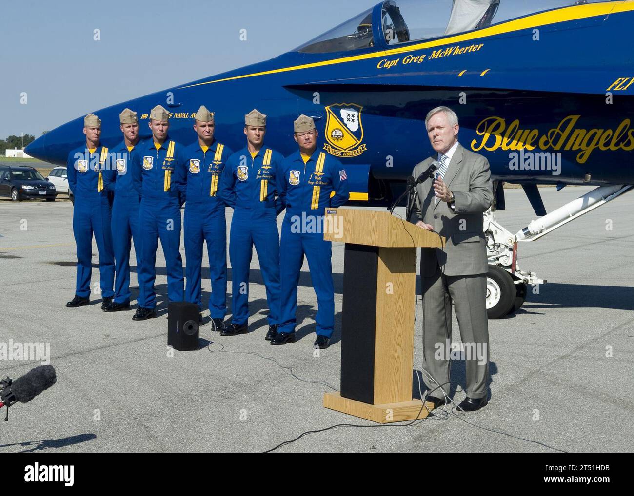 110901ZZ999-002 MARINEFLUGSTATION PATUXENT RIVER, MD. (1. September 2011) MARINEFLUGSTATION Ray Mabus spricht während einer Pressekonferenz auf der Marineflugstation Patuxent River über das Flugdemonstrationsteam der US Navy, die Blue Angels, Durchführung von Demonstrationsflügen mit einer Mischung aus Biokraftstoff und JP-5-Flugkraftstoff 50-50. Die Blue Angels treten auf der Marineflugstation Patuxent River Air Expo am 3. Und 4. September auf Stockfoto