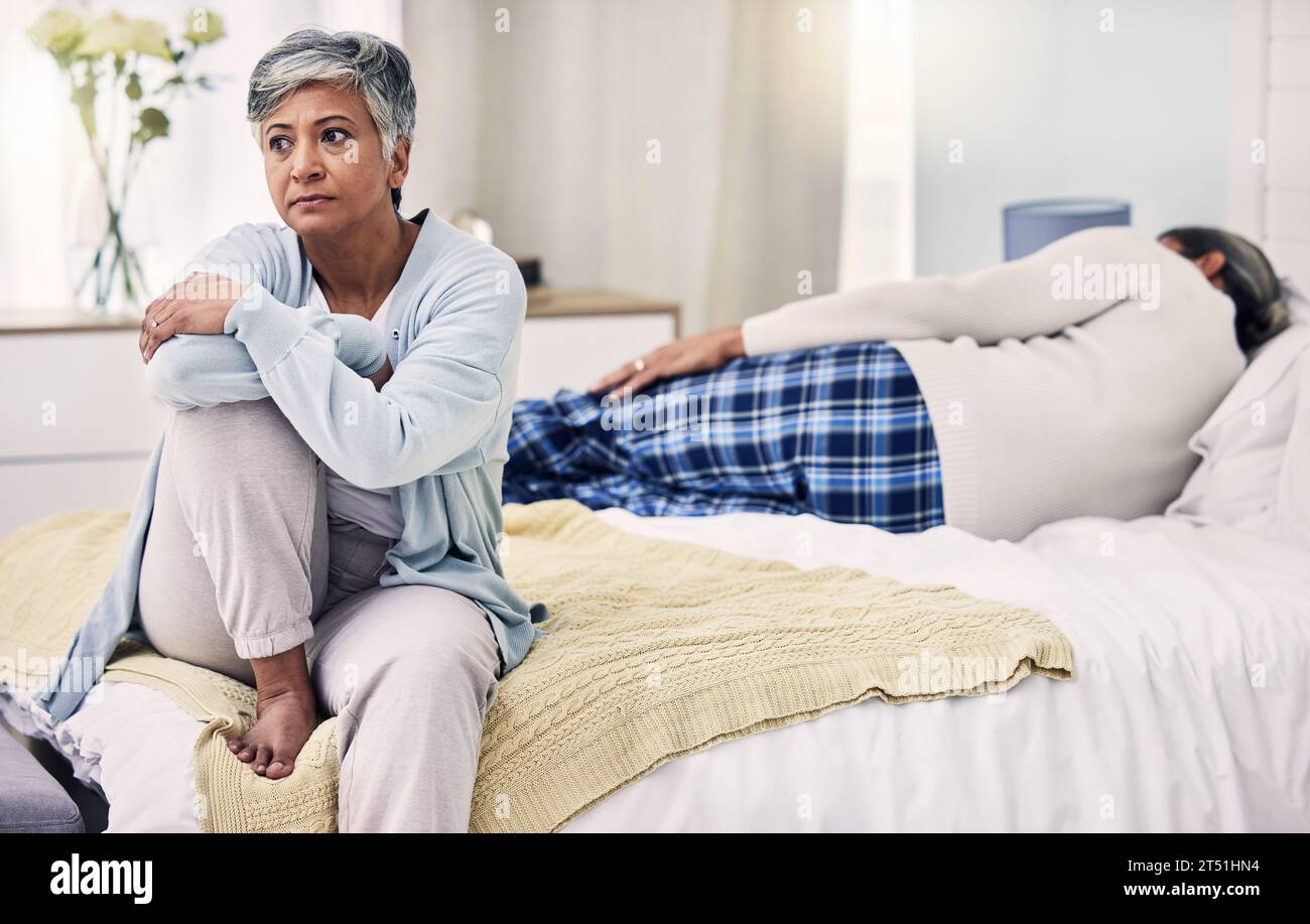 Ältere Frau, Scheidung und traurig im Schlafzimmer mit Depression oder frustriert in der Ehe mit