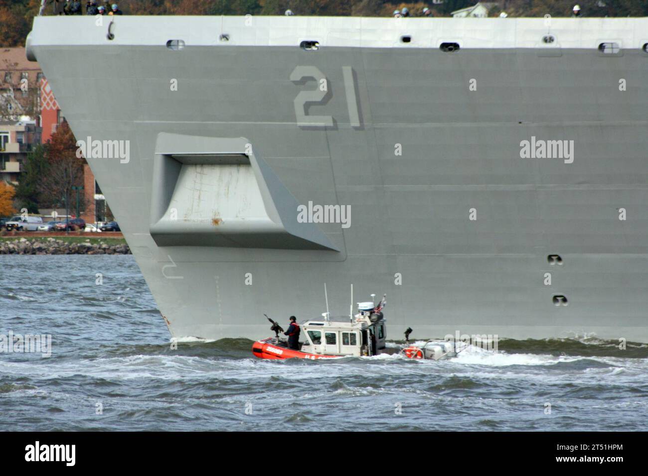 0911026549L-455 NEW YORK (2. November 2009) Eine Schiffsbesatzung des Coast Guard Marine Safety and Security Teams Boston eskortiert das amphibische Transportdock-Schiff Pre-Commissioning Unit (PCU) New York (LPD 21) in den Hafen von New York. Das Schiff hat 7,5 Tonnen Stahl aus den Türmen des World Trade Centers, die in ihren Bug geschmiedet wurden, und wird für humanitäre, amphibische Angriffe, Spezialeinsätze und Expeditionsmissionen auf der ganzen Welt eingesetzt. New York ist das sechste Schiff der US Navy, das nach dem Bundesstaat benannt ist und in Norfolk, Virginia (U.S. Coast Guard) stationiert werden soll Stockfoto