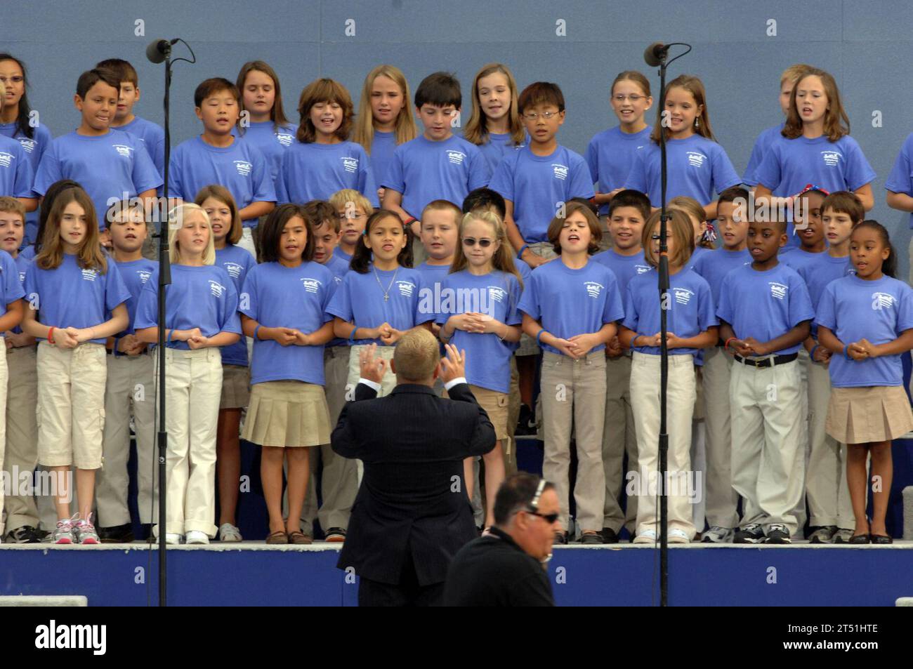 0809118801M-004 WASHINGTON (11. September 2008) die J.W. Alvey Elementary School Singing Sunrays wird zur Eröffnung der Einweihungszeremonie des Pentagon Memorial am 11. September 2008 aufgeführt. Die Gedenkstätte ist die erste, die den Toten im Pentagon am 11. September 2001 gewidmet ist. Die Stätte enthält 184 beschriftete Gedenkeinheiten zu Ehren der 59 Menschen an Bord des American Airlines Fluges 77 und der 125 im Gebäude, die ihr Leben verloren haben. (U.S. Air Force Stockfoto