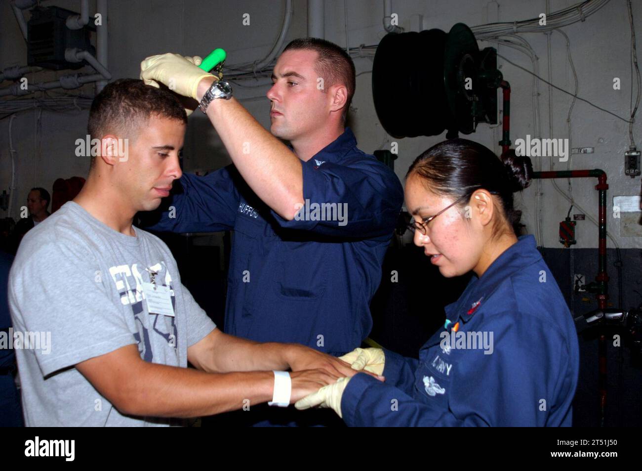 0709141786N-117 PAZIFISCHER OZEAN (14. September 2007) - Seeleute an Bord des amphibischen Angriffsschiffs USS Tarawa (LHA 1) führen während einer NEO-Übung (Evakuierungsoperation) eine physische Übung an einem Nichtkampfgegner durch. NEO-Übungen werden durchgeführt, um Seeleute und Marines lebensrettende Notfallverfahren in einer Zeit der Krise zu trainieren. Tarawa nimmt an einem Composite Unit Training mit der 11th Marine Expeditionary Unit vor der Küste Südkaliforniens Teil. US Navy Stockfoto