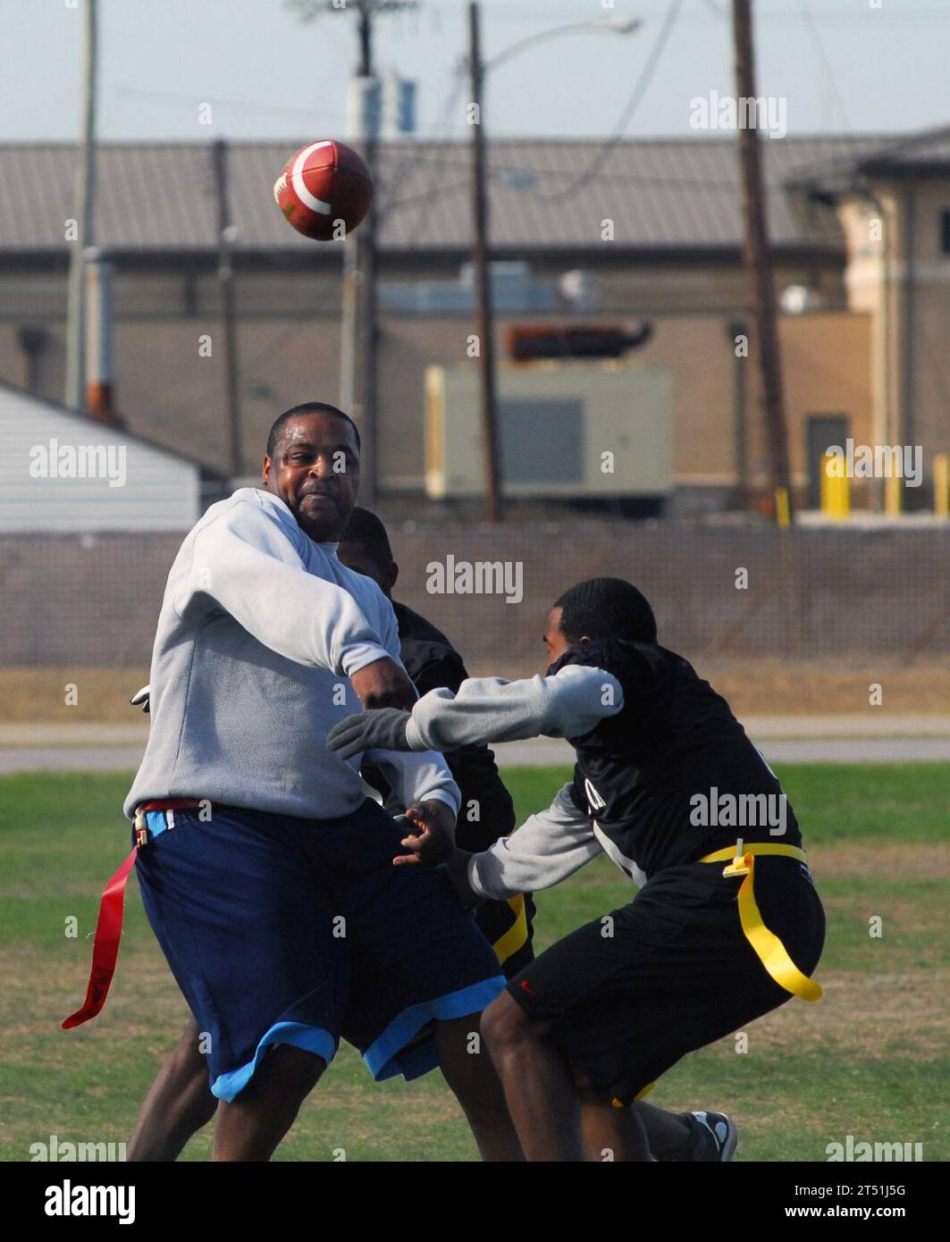 0712019013W-017 VIRGINIA BEACH, VA (1. Dezember 2007) Seeleute aus dem Personal Support Detachment Little Creek spielen beim CommanderХs Cup Army/Navy Flag Football Turnier. Zum ersten Mal seit zwei Jahren gewann das Navy Team die Meisterschaft, indem es die Armee 19:7 besiegte. Das Fußballspiel war eines von zwei Veranstaltungen während des dritten jährlichen Fort Story Army/Navy 10K Run and Flag Football Game, das von Fort Story’s Moral, Welfare and Recreation und The Tidewater Strides gesponsert wurde. US Navy Stockfoto