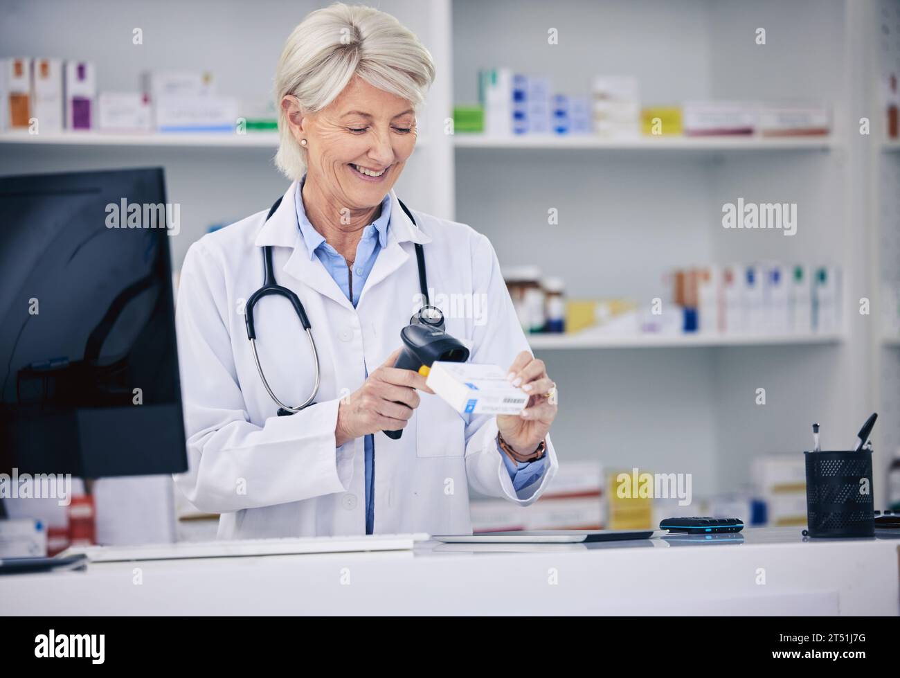 Leitender Apotheker, Frauen- und Scannerpillen, Kassierer mit Medizin und Apotheke, digitaler Barcode und Lagerbarcode. Pharmazeutisches Geschäft, Tablettenbox und Stockfoto