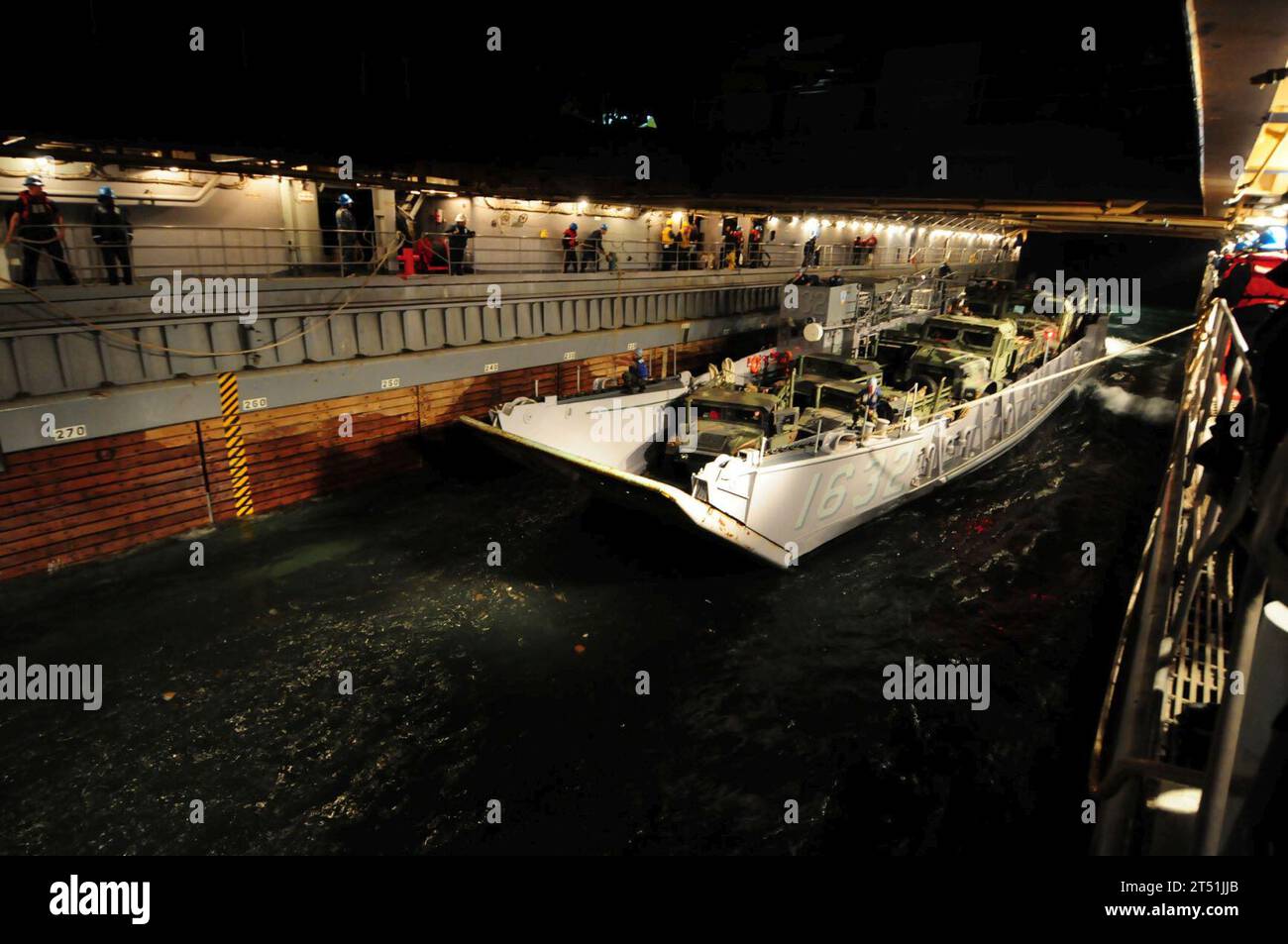 1012063659B-358 PACIFIC OCEAN (6. Dezember 2010) Seeleute an Bord des amphibischen Dock-Landungsschiffs USS Comstock (LSD 45) dienen als Linienführer, Sicherheitsbeobachter und Teamleiter als Landungsschiff-Dienstprogramm der Assault Craft Unit (ACU) 1, mit Marines, die dem Combat Logistics Battalion (CLB) 13 zugewiesen sind. betritt das Deck des shipХs Brunnens. Comstock, Teil der Boxer Amphibious Readiness Group (ACU-1, CLB-13) und der 13th Marine Expeditionary Unit (13th MEU), sind auf dem Weg vor der Küste Südkaliforniens und nehmen an Zertifizierungsübungen Teil, um sich auf einen Einsatz im Jahr 2011 vorzubereiten. Marineblau Stockfoto