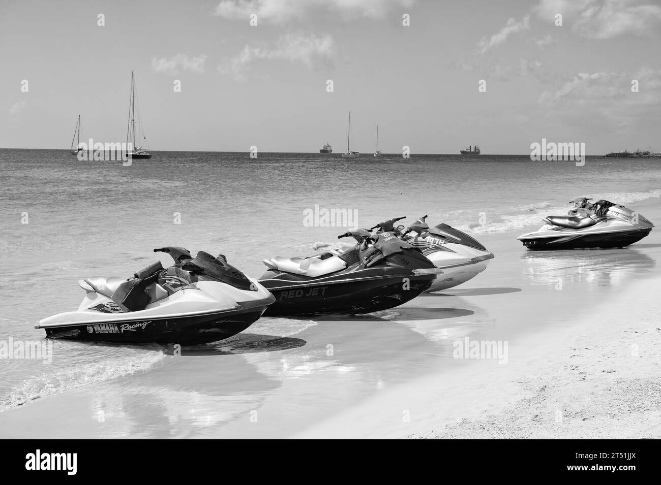 Bridgetown, Barbados - 12. Dezember 2015: Wasserfahrzeuge am Sommerstrand im Urlaub. Stockfoto