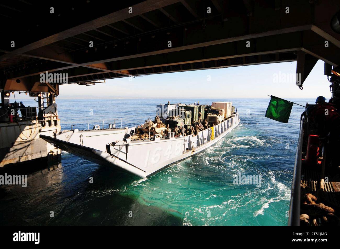 1012093659B-072 PACIFIC OCEAN (9. Dezember 2010) Ein Landungsschiff verlässt das Brunnendeck des amphibischen Dock-Landungsschiffs USS Comstock (LSD 45) mit Seeleuten, die der Assault Craft Unit (ACU) 1 und den Marines des Combat Logistics Battalion (CLB) 13 zugewiesen sind. Comstock, Teil der Boxer Amphibious Readiness Group (ACU-1, CLB-13) und der 13th Marine Expeditionary Unit (13th MEU), sind auf dem Weg vor der Küste Südkaliforniens und nehmen an Zertifizierungsübungen Teil, um sich auf einen Einsatz im Jahr 2011 vorzubereiten. Marineblau Stockfoto