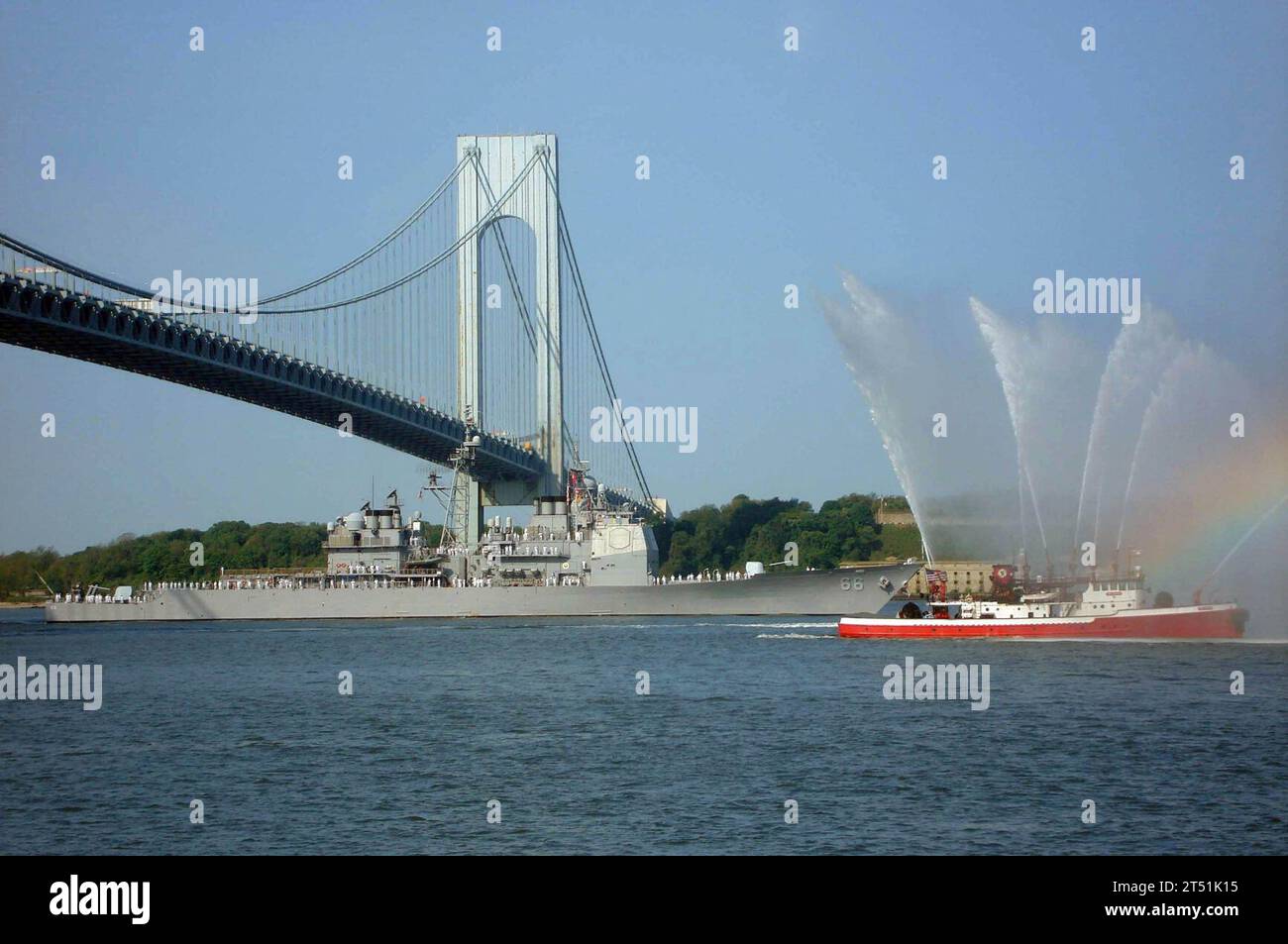 0705236525D-001 NEW YORK (23. Mai 2007) - der Lenkraketenkreuzer USS Hue City (CG 66) unterquert die Verrazano Narrows Bridge in den Hafen von New YorkХs während der Parade der Schiffe zu Beginn der Flottenwoche New York 2007. Während der 20. Jährlichen Flottenwoche in New York nehmen fast 3.000 Seeleute, Marines und Küstenwache an Memorial Day-Paraden Teil, arbeiten freiwillig mit lokalen Gemeindeorganisationen zusammen und erleben die Stadt. US Navy Stockfoto