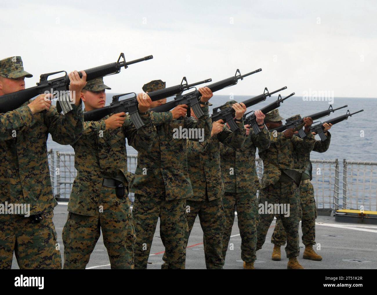 0703124124C-005 PAZIFISCHER OZEAN (12. März 2007) - Marines der 1st Marine Aircraft Wing Unit (MAU) aus Okinawa, Japan, führen auf dem Flugdeck des Dock-Landungsschiffes USS Harpers Ferry (LSD 49) ein Übungsfeuer mit 21 Kanonen durch. 1. MAU wird einen Gruß mit 21 Kanonen abfeuern, während der 62. Gedenkfeier der Schlacht von Iwo Jima am 14. März. Die an Bord befindlichen Marines und Seeleute des Schiffes auf Sasebo haben die Möglichkeit, die Erinnerung zu beobachten und mehr über die gefallenen Soldaten dieser historischen Schlacht aus dem Zweiten Weltkrieg zu erfahren. US Navy Stockfoto