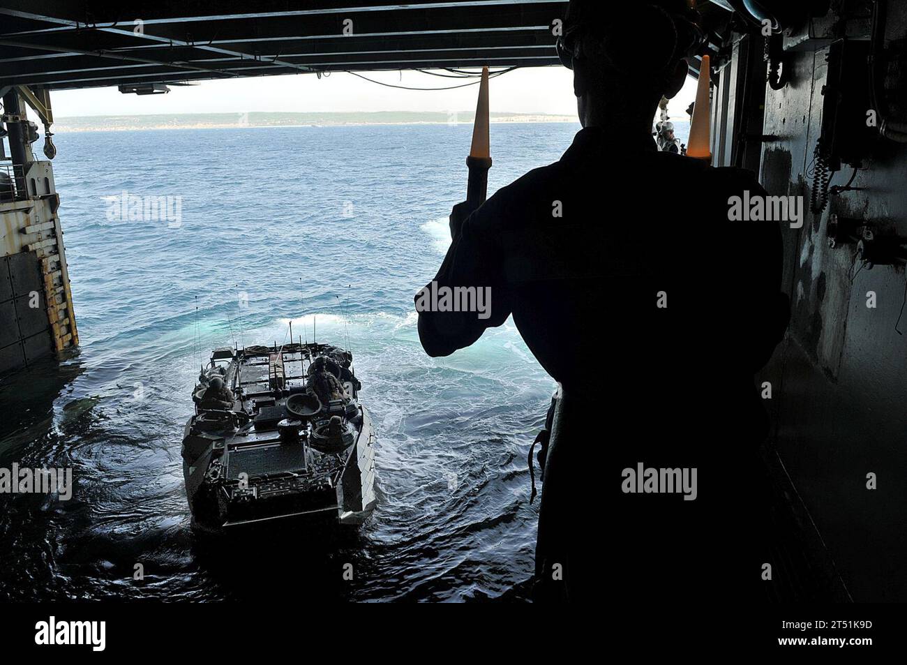 110627AG285-087 ATLANTISCHER OZEAN (27. Juni 2011) ein amphibisches Angriffsfahrzeug mit Marines, das der 22nd Marine Expeditionary Unit (22nd MEU) zugeordnet ist, kehrt zum amphibischen Dock-Landungsschiff USS Whidbey Island (LSD 41) zurück. Whidbey Island ist Teil der Bataan Amphibious Ready Group, die an der spanischen Amphibious Landing Exercise (PHIBLEX) vor der spanischen Küste teilnimmt. Marineblau Stockfoto