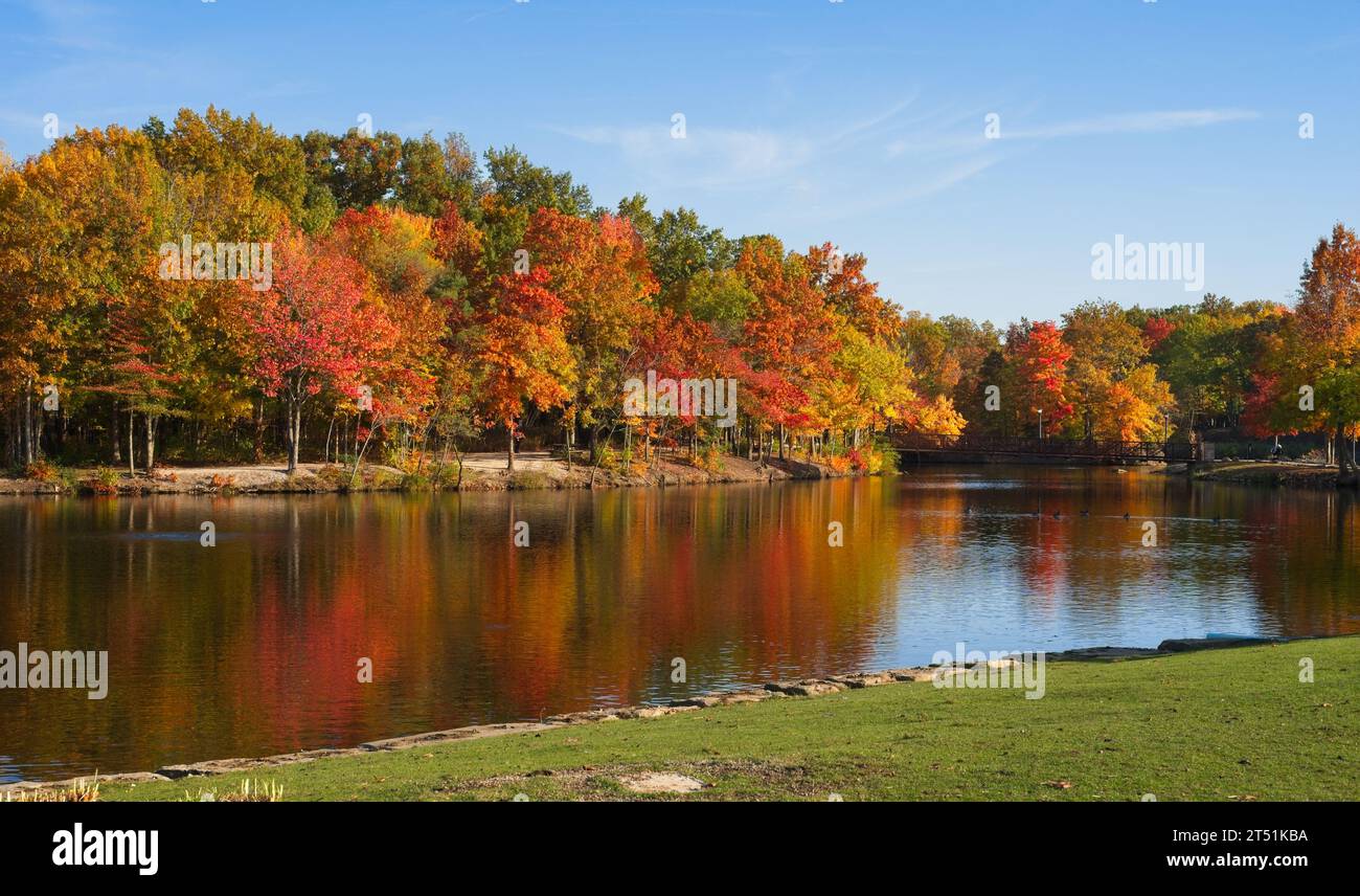 Leuchtende Herbstfarben spiegeln sich im Coe Lake in Berea, Ohio, wider Stockfoto