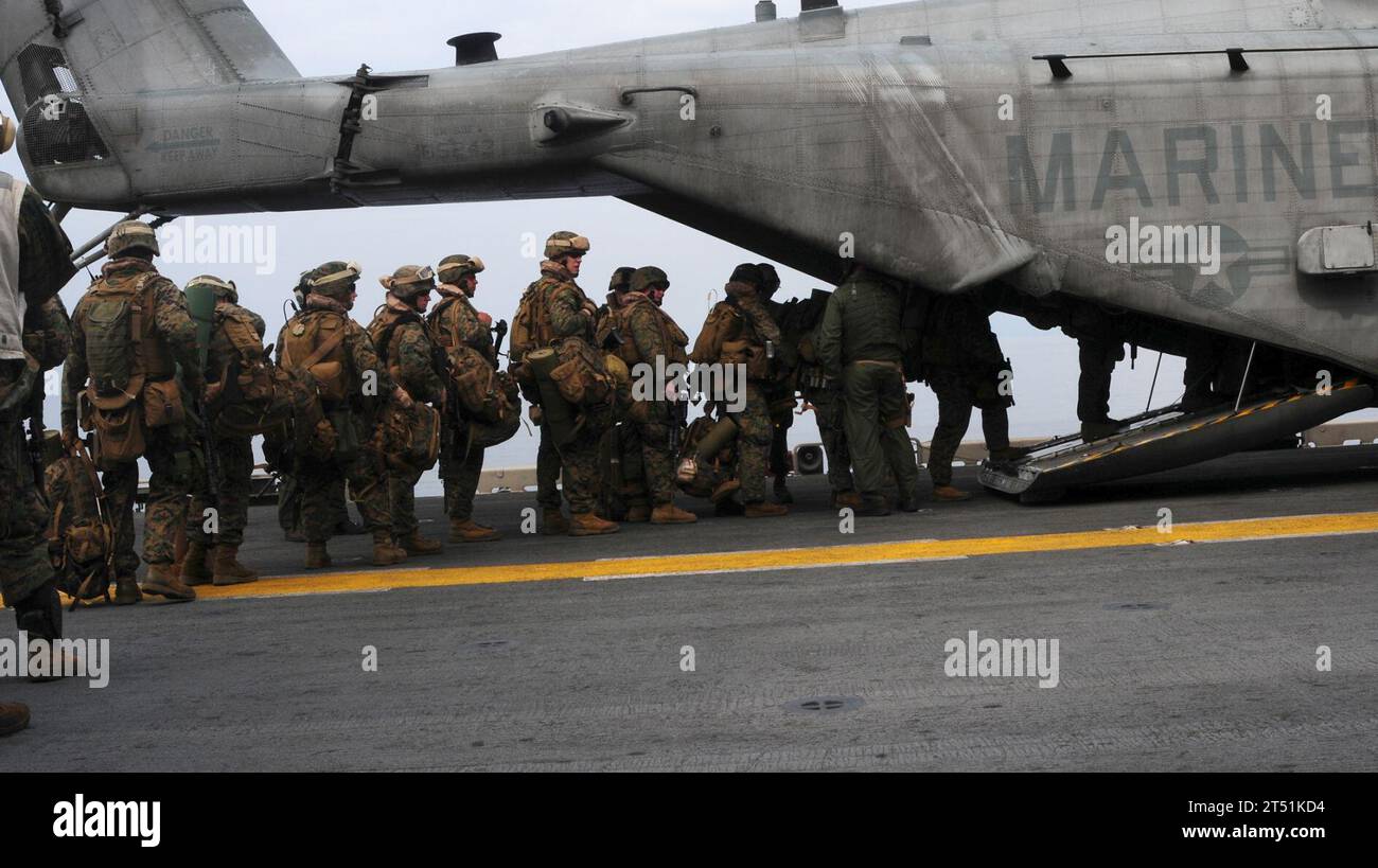 1001197508R-037 PORT-AU-PRINCE, Haiti (19. Januar 2010) Marines, die der 22. Marine Expeditionary Unit (22. MEU) zugewiesen sind, besteigen einen Super-Stallion-Hubschrauber CH-53E, der der Marine Heavy Helicopter Squadron (HMH) 461 an Bord des Mehrzweck-amphibischen Angriffsschiffs USS Bataan (LHD 5) zugewiesen ist, um Sicherheit und Hilfe bei der Operation Unified Response zu leisten. Bataan beteiligt sich zusammen mit den Amphibienladeschiffen USS Fort McHenry (LSD 43), USS Gunston Hall (LSD 44) und USS Carter Hall (LSD 50) an der Operation Unified Response und stellt den zivilen Behörden militärische Unterstützungskapazitäten zur Verfügung Stockfoto