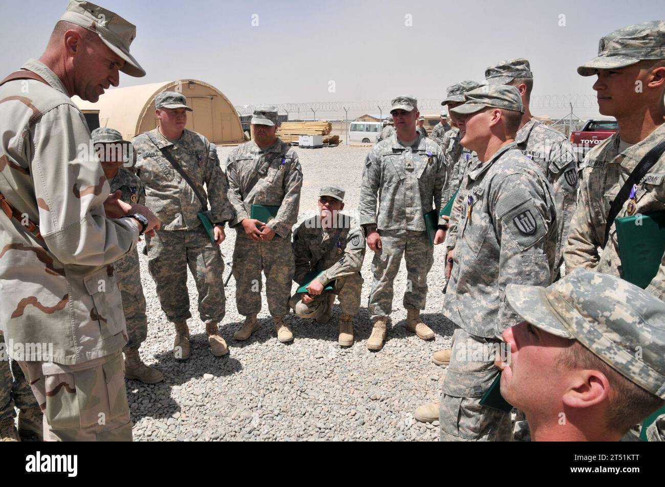 110617IA881-144 CAMP LETHERNECK, Afghanistan (17. Juni 2011) Hauptmann Allan M. Stratman, Kommodore der Task Force Overlord, spricht mit Soldaten, die der 309. Mobility Augmentation Company, dem Ingenieur-Bataillon 863d, zugeteilt wurden, nachdem sie mit Purple Heart Medaillen ausgezeichnet wurden. Die 12 Soldaten wurden bei improvisierten Sprengkörperangriffen auf ihre Streckenräumfahrzeuge verwundet. Die Einheiten unterstützen die Task Force Overlord in Afghanistan. Die Task Force, die von Seabees geleitet wird, die dem 25th Naval Construction Regiment zugeordnet sind, ist für die Bau- und Bauingenieurwesen im Süden, Südwesten und Westen zuständig Stockfoto