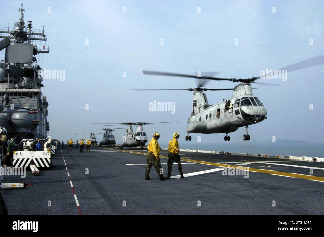 0711260913B-077 SIHANOUKVILLE, Königreich Kambodscha (26. November 2007) Ein Landing Signal Enlisted (LSE) lenkt einen CH-46E Hubschrauber, der der Marine Medium Helicopter Squadron (HMM) 265 zugeordnet ist, während er vom Flugdeck des amphibischen Angriffsschiffs USS Essex (LHD 2) abhebt. Essex und die 31st Marine Expeditionary Unit (MEU) trafen in Sihanoukville ein, um Seeleuten und Marines die Möglichkeit zu geben, an Veranstaltungen zur freundschaftsbildenden Gemeinschaft, medizinischen und zahnärztlichen Projekten und an professionellen Austauschmaßnahmen teilzunehmen. Essex ist das führende Schiff der einzigen US-Expeditio Stockfoto