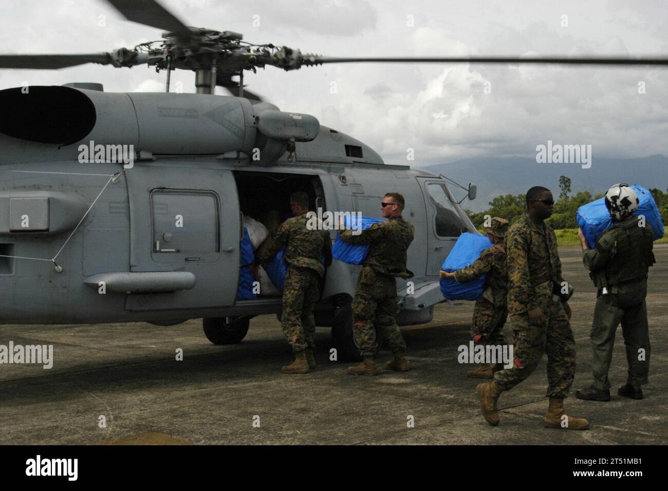 0910124917P-071 PADANG, Indonesien (12. Oktober 2009) Marines, die der 31st Marine Expeditionary Unit (31st MEU) mit Sitz in Okinawa, Japan, zugewiesen sind, laden Baumaterialien in einen SH-60B Sea Hawk Hubschrauber vom Helicopter AntiU-Boot Squadron Light (HSL) 51. Die Vorräte werden in entlegene Gebiete von West Sumatra, Indonesien, mit CH-53E Super Hallion Helikoptern der Marine Medium Helicopter Squadron (HMM) 265 verstärkt. Die 7. US-Flotte koordiniert die US-Militärhilfe für die Opfer der jüngsten Erdbeben in West Sumatra auf Ersuchen der indonesischen Regierung Stockfoto