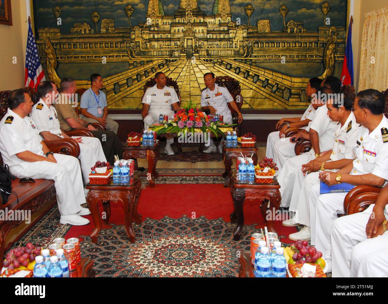 1102268607R-052 SIHANOUKVILLE, Kambodscha (26. Februar 2011) Kapitän David Fluker, 2. Von links, Befehlshaber des Amphibienangriffsschiffs USS Essex (LHD 2), Oberst Andrew Macmannis, 3. Von links, Befehlshaber der 31. Marine Expeditionary Unit (31. MEU) und Kapitän Bradley Lee, Mitte links, kommandeur der Amphibienstaffel 11 spricht mit dem hinteren ADM. Ouk Seyha, Mitte rechts, Befehlshaber der Ream Navy Base in Sihanoukville, Kambodscha, über Maritime Exercise (MAREX) 2011. MAREX 11 ist ein Besuch bei der Zusammenarbeit im Bereich der Theatersicherheit, um die Interoperabilität zu verbessern und die Fähigkeiten des zu verbessern Stockfoto