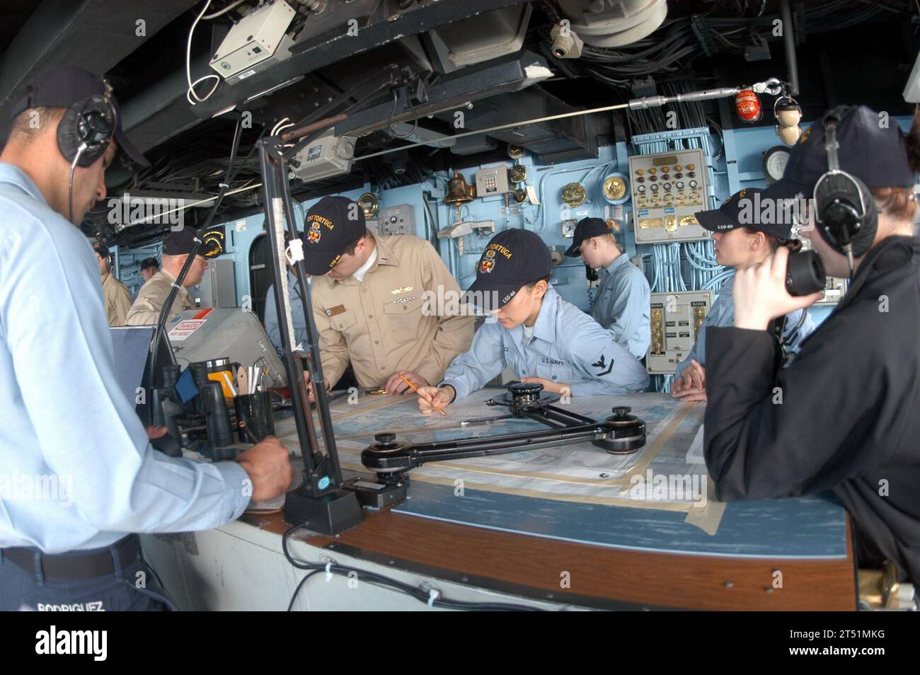 0901296692A-031 SEA OF JAPAN (29. Januar 2009) Seeleute, die dem Amphibienschiff USS Tortuga (LSD 46) zugewiesen sind, zeichnen den Kurs des Schiffes, während Tortuga die Marineeinrichtung White Beach, Okinawa verlässt, um an Übung Cobra Gold 09 teilzunehmen. Cobra Gold ist eine jährlich von Thailand und den Vereinigten Staaten gesponserte militärische Übung zur Ausbildung von Mitarbeitern der thailändischen, US-amerikanischen und singapurischen Coalition Task Force. Marineblau Stockfoto