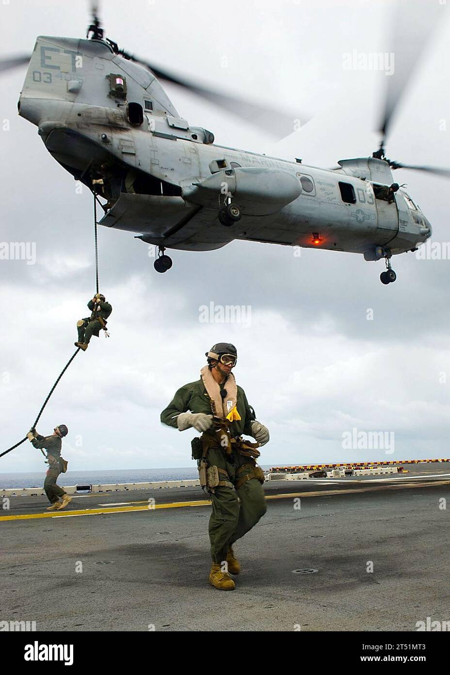 0906225253W-014 PACIFIC OCEAN (22. Juni 2009) Marines, die der 31st Marine Expeditionary Unit (31st MEU) zugewiesen wurden, sind mit einem CH-46E Sea Knight Helikopter aus der Marine Medium Helicopter Squadron (HMM) 262 auf das Flugdeck des amphibischen Angriffsschiffs USS Essex (LHD 2) geflogen. Marineblau Stockfoto