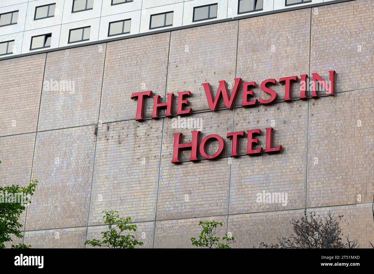 Das Westin Hotel Leipzig 23.10.2023 Leipzig, Gerberstraße Im Bild: Logo und Schriftzug vom Westin Hotel Leipzig an der Gerberstraße STADT/AUTOBAHN Sachsen Deutschland *** The Westin Hotel Leipzig 23 10 2023 Leipzig, Gerberstraße im Bild Logo und Schriftzug des Westin Hotel Leipzig an der Gerberstraße CITY AUTOBAHN Sachsen Deutschland Copyright: xEHLxMedia/Erik-HolmxLanghofx 231023_westin-leipzig-ofarim_3 Credit: Imago/Alamy Live News Stockfoto