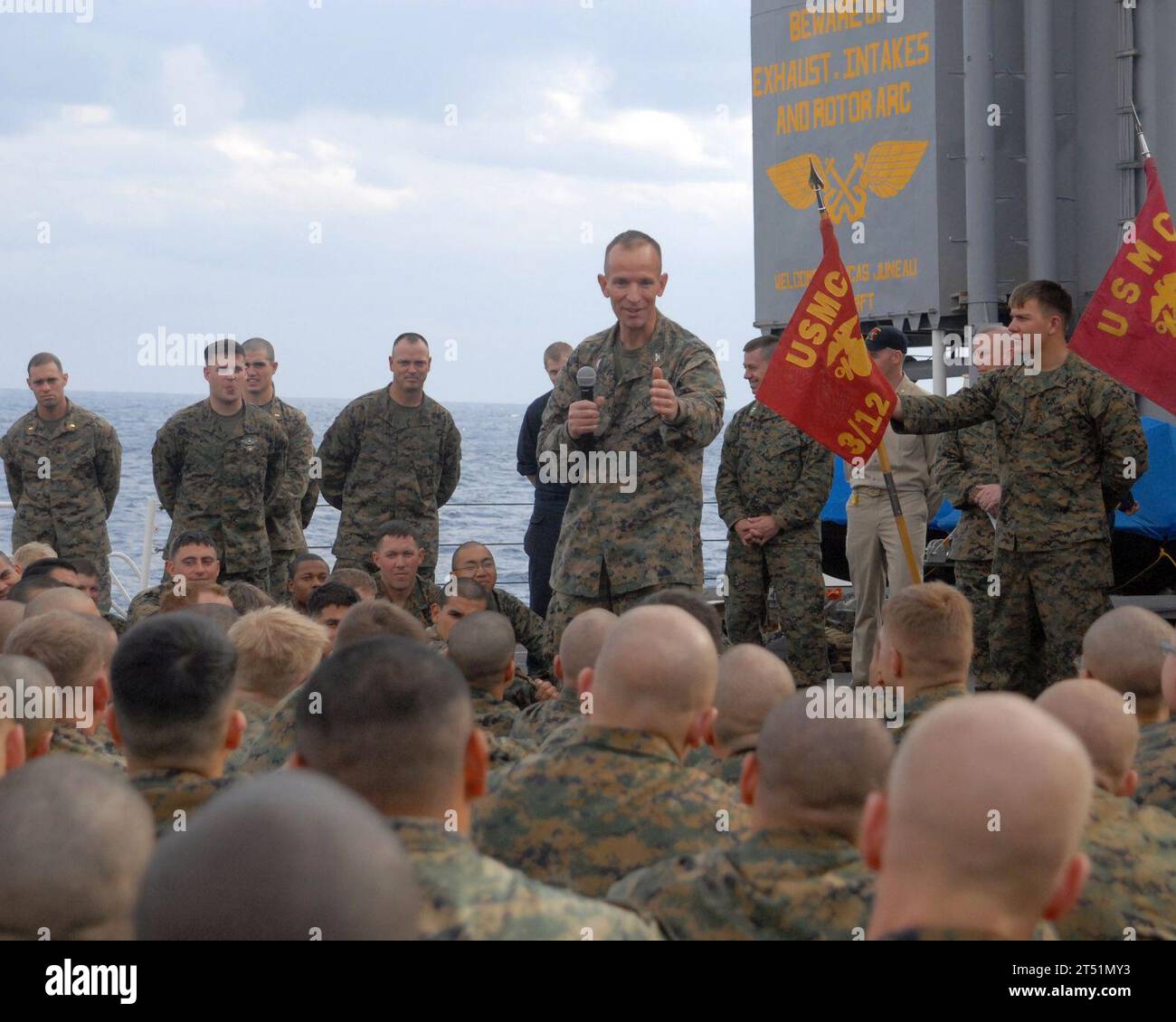 0802145067K-409 PAZIFISCHER OZEAN (14. Februar 2008) Colonel John L. Mayer, Befehlshaber der 31st Marine Expeditionary Unit (MEU) gratuliert den Marines der 31st Marine Expeditionary Unit (31st MEU) und dem Battalion Landing Team, 2nd Bataillon, 4th Marines (BLT 2/4), die an Bord des Amphibientransportdocks USS Juneau (LPD 10) eingestiegen sind. für ihre Beiträge zum Erfolg der amphibischen Integrationstraining EVALEX '08 im Rahmen ihrer jährlichen Frühjahrspatrouille. Juneau ist das einzige dauerhaft vorgelagerte amphibische Transportdock der Navy und Teil der Essex Expeditionary Strike Group. Stockfoto