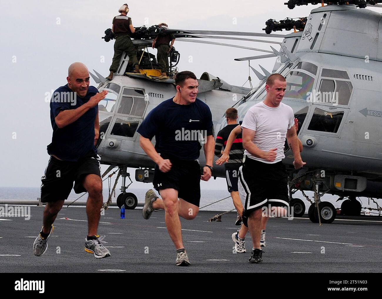 1010065538K-076 PHILIPPINE SEA (6. Oktober 2010) Marines, die der 31st Marine Expeditionary Unit (31st MEU) auf dem Flugdeck des vorgelagerten amphibischen Angriffsschiffs USS Essex (LHD 2) zugeteilt wurden. Essex ist Teil der vorwärtsgerichteten Essex Amphibious Ready-Gruppe und auf Patrouille im westlichen Pazifik. Marineblau Stockfoto