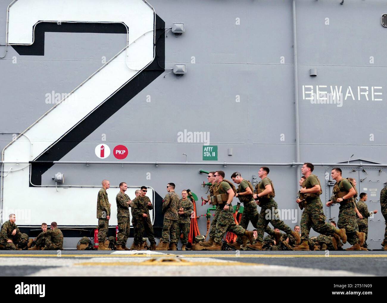 1010065538K-042 OSTCHINESISCHE SEE (6. Oktober 2010) Marines, die der 31st Marine Expeditionary Unit (31st MEU) Übung auf dem Flugdeck des vorgelagerten amphibischen Angriffsschiffs USS Essex (LHD 2) zugeteilt wurden. Essex ist Teil der vorwärtsgerichteten Essex Amphibious Ready-Gruppe und auf Patrouille im westlichen Pazifik. Marineblau Stockfoto