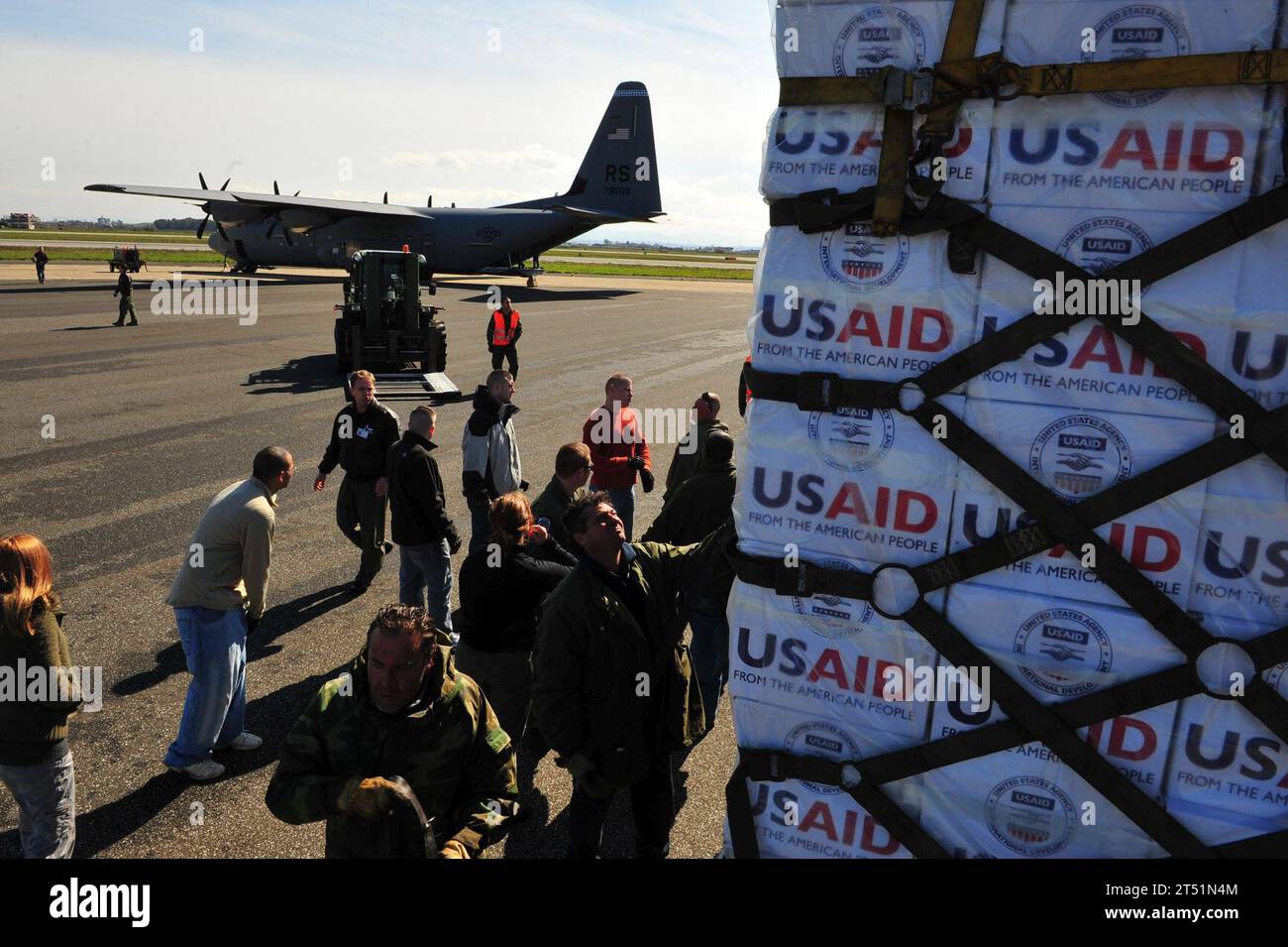 1103048552S-020 PISA, Italien (4. März 2011) Mitarbeiter der US-Luftwaffe, die der 435th Air Mobility Squadron von Ramstein Air Base zugewiesen wurden, laden Decken, Planen und Wassercontainer auf ein C-130-Flugzeug in Pisa, Italien, das nach Tunesien fährt. Die US-Regierung arbeitet mit der internationalen Gemeinschaft zusammen, um die humanitären Bedürfnisse der Lybischen Bevölkerung und anderer Menschen im Land, die über die Grenzen geflohen sind, zu decken. (US-Armee Stockfoto