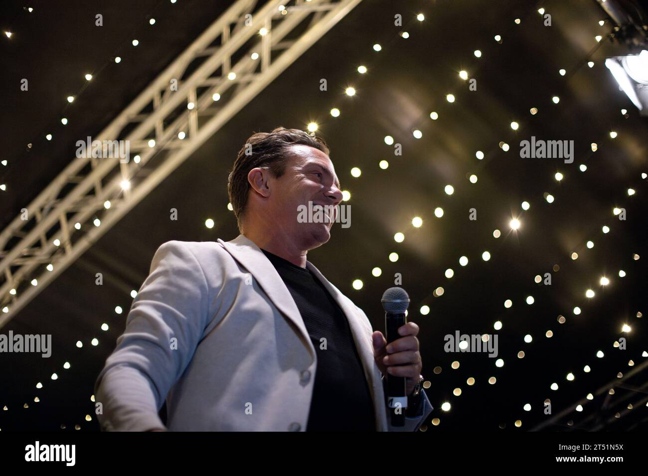 Essen, Deutschland. November 2023. Stefan Mross trat auf dem Weihnachtsmarkt in Essen-Steele auf. Quelle: Sarah Lobin/Alamy Live News. Stockfoto