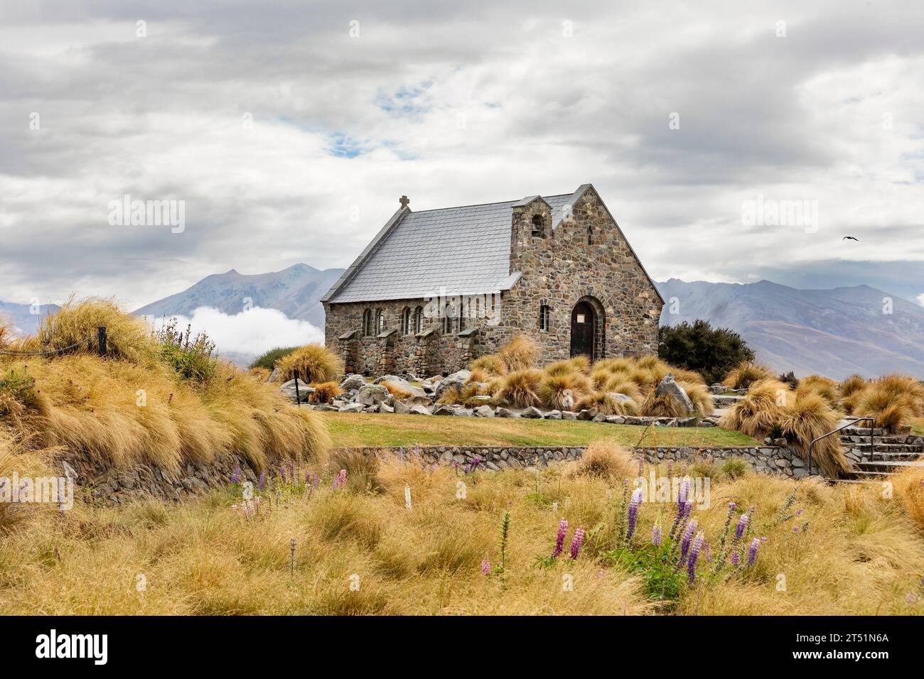 Die Kirche des Guten Hirten am Ufer des Lake Tekapo auf der Südinsel Neuseelands ist eine kleine anglikanische Kirche, die von verschiedenen Denominatio genutzt wird Stockfoto