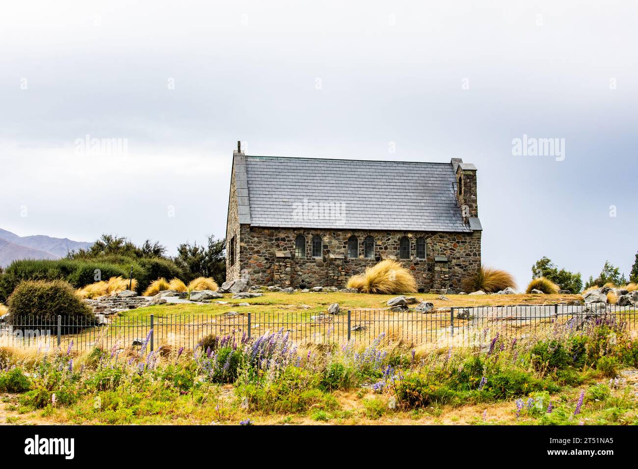 Die Kirche des Guten Hirten am Ufer des Lake Tekapo auf der Südinsel Neuseelands ist eine kleine anglikanische Kirche, die von verschiedenen Denominatio genutzt wird Stockfoto