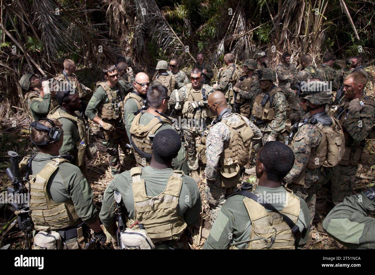 111112ZZ999-073 MATUNTUGO, Kolumbien (12. November 2011) Seeleute, die der Riverine Squadron (RIVRON) 3, Detachment 1 und den US-Marines, die der Special Purpose Marine Air Ground Task Force zugewiesen sind, führen eine kurze Übung vor einem Live-Feuer durch. Die Task Force besteht aus Marines verschiedener Kommandos und Elemente, die gemeinsam auf einer kleinen Expeditionsebene zur Unterstützung der Amphibious-Southern Partnership Station 2012 eingesetzt werden, einem jährlichen Einsatz von US-Militärtrainingsteams in den Zuständigkeitsbereich des U.S. Southern Command. (US-Armee Stockfoto