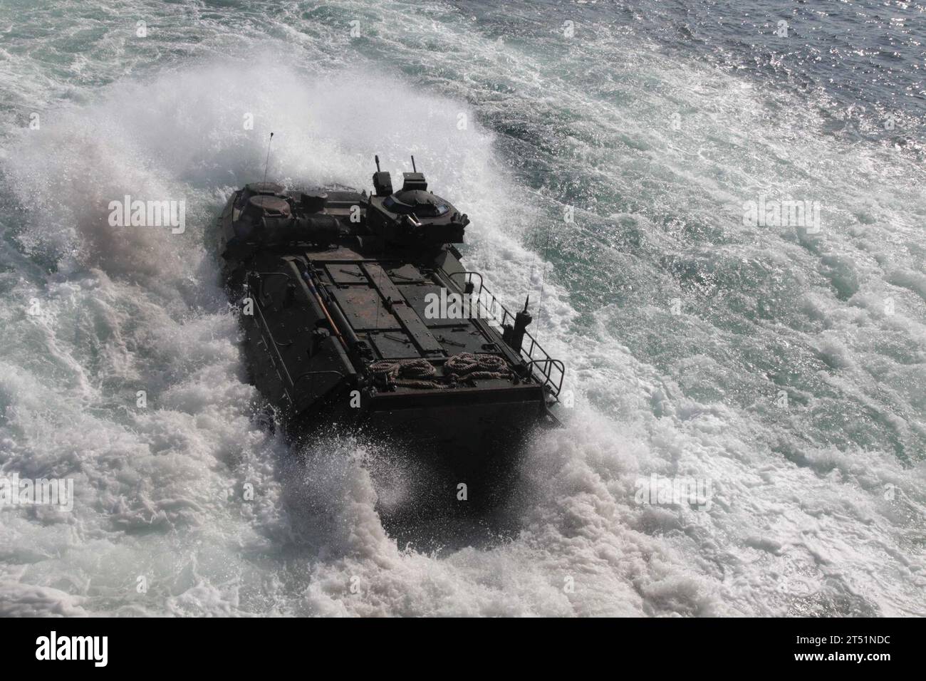 1102172554P-112 PUERTO BARRIOS, Guatemala (17. Februar 2011) ein amphibisches Angriffsfahrzeug startet vom amphibischen Dock-Landungsschiff USS Gunston Hall (LSD 44) zur Unterstützung der Amphibious Southern Partnership Station (A-SPS) 2011. A-SPS ist ein jährlicher Einsatz von US-Schiffen in den Zuständigkeitsbereich der US-amerikanischen Südkommandos in der Karibik und Lateinamerika. (US-Armee Stockfoto